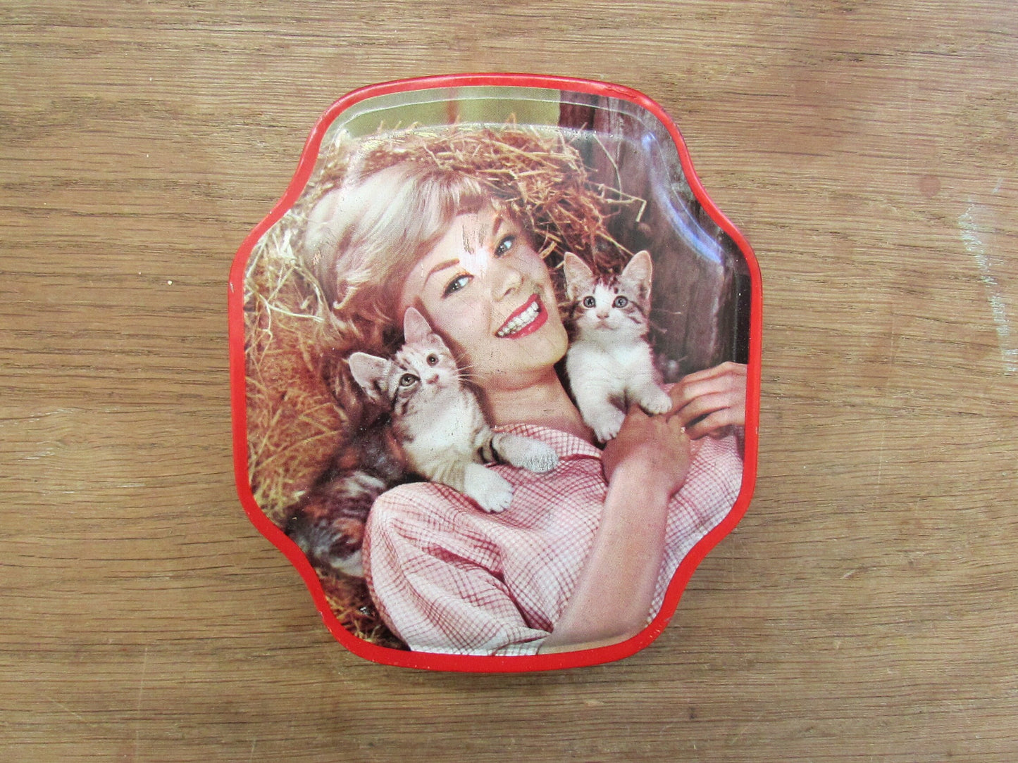 1960s Horner sweet/candy tin depicting smiling girl with kittens