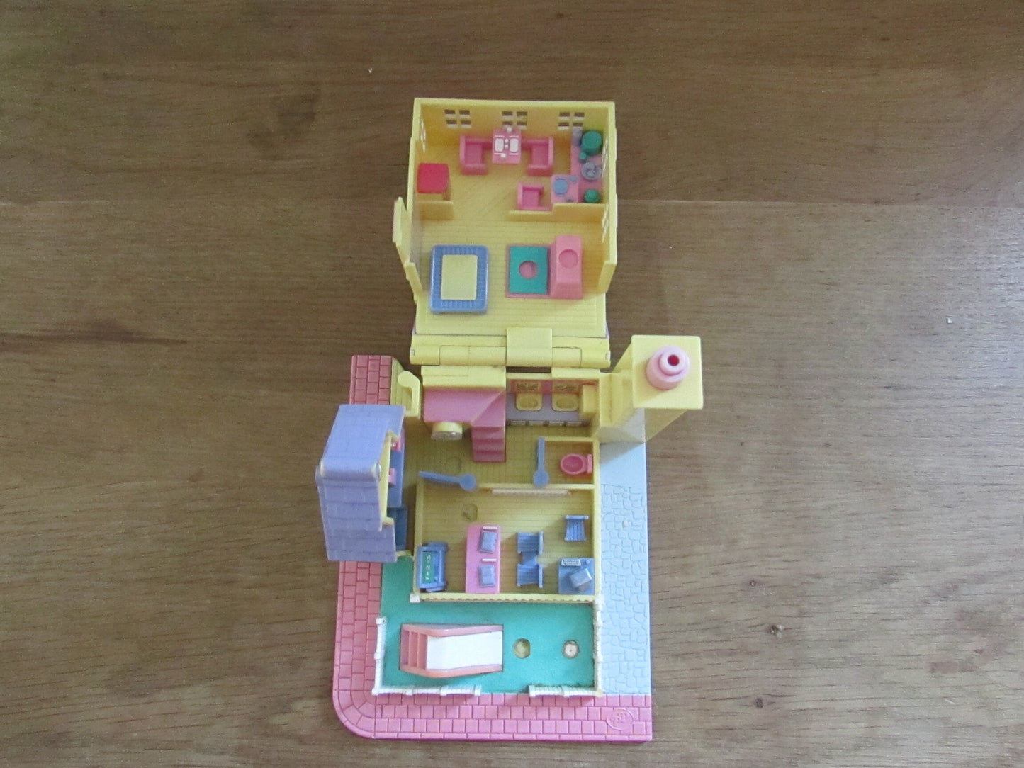 1993 Bluebird Toys Polly Pocket Light-up School House (see description below)