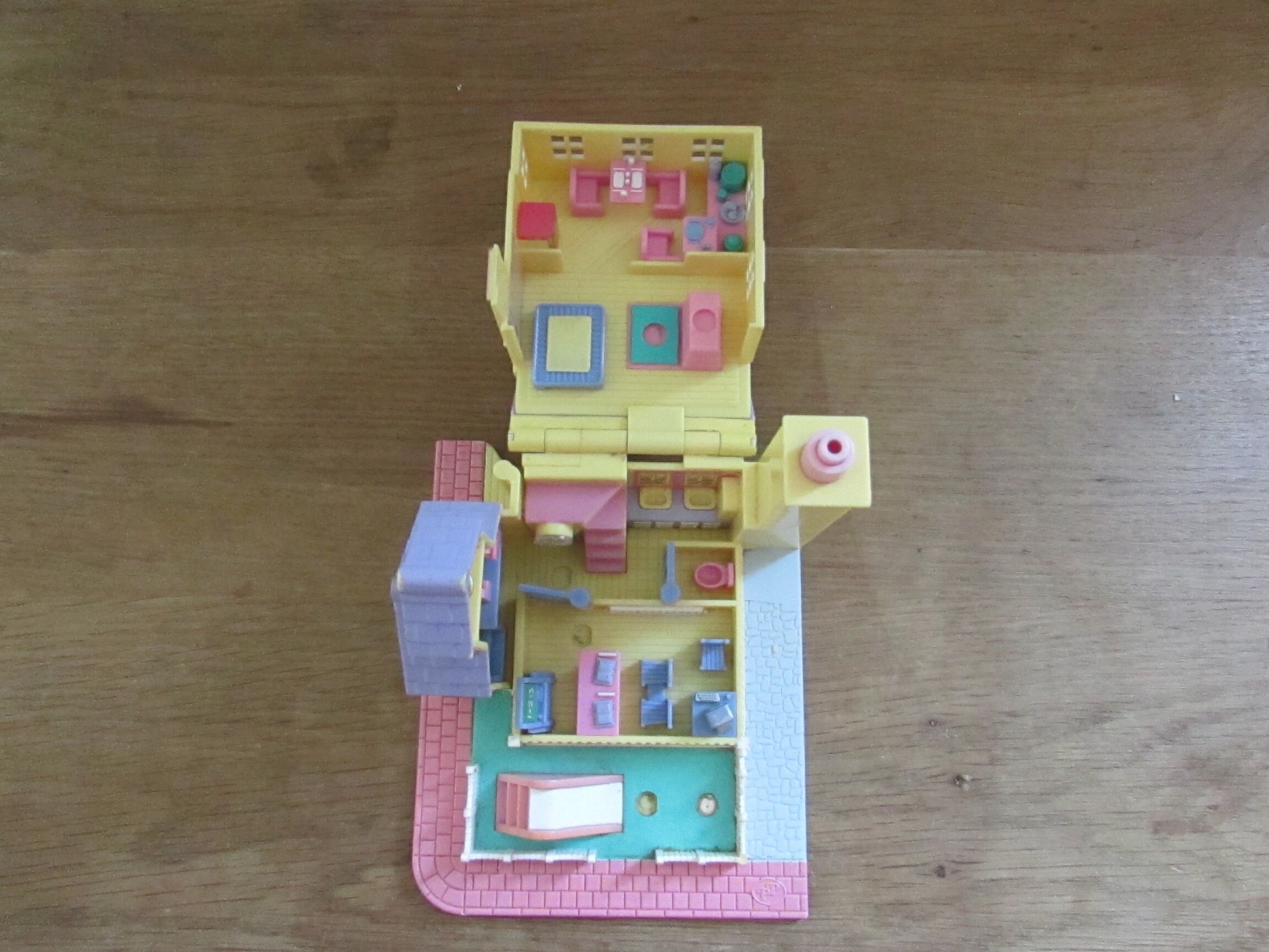1993 Bluebird Toys Polly Pocket Light-up School House (see description below)