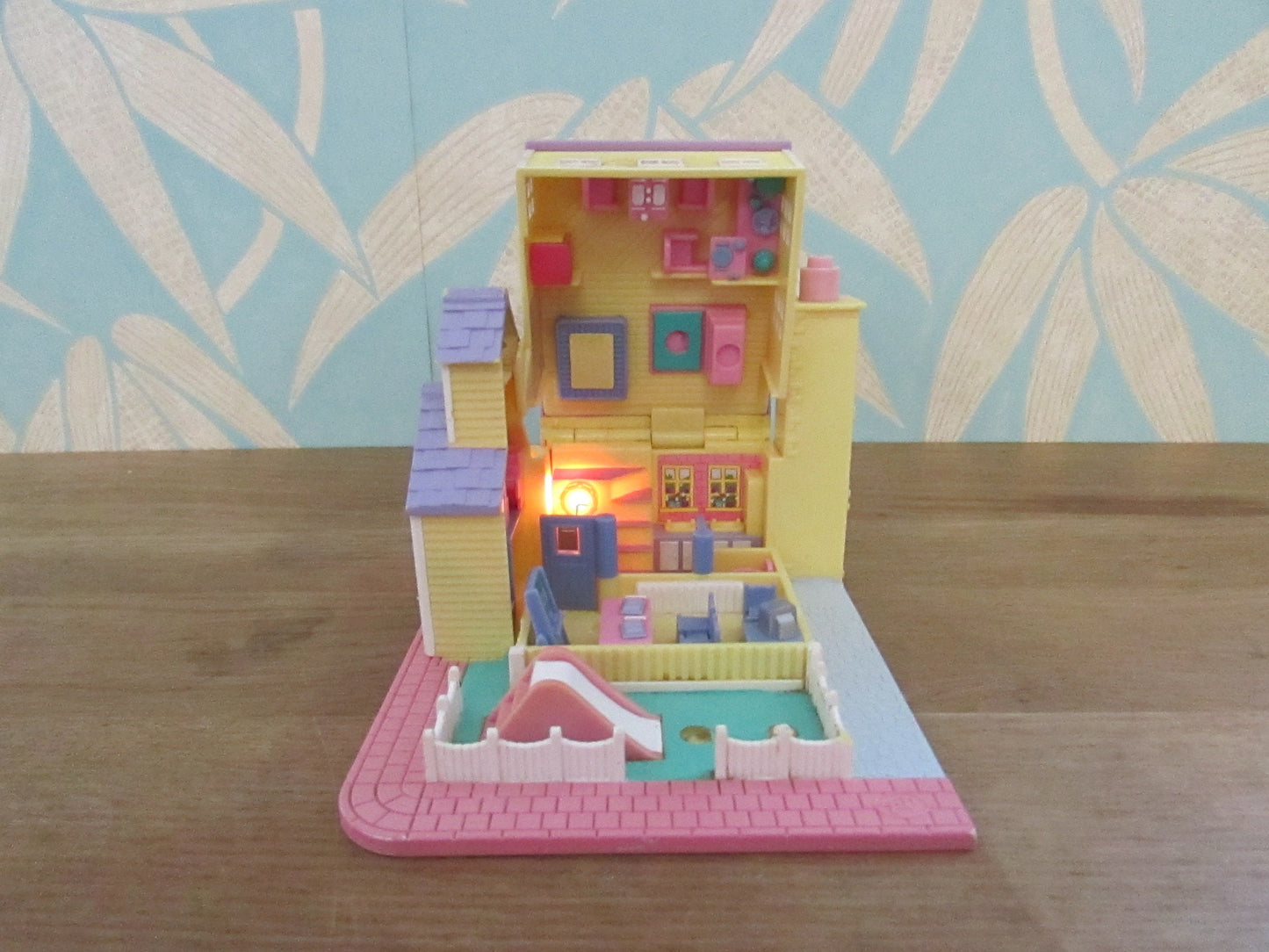 1993 Bluebird Toys Polly Pocket Light-up School House (see description below)