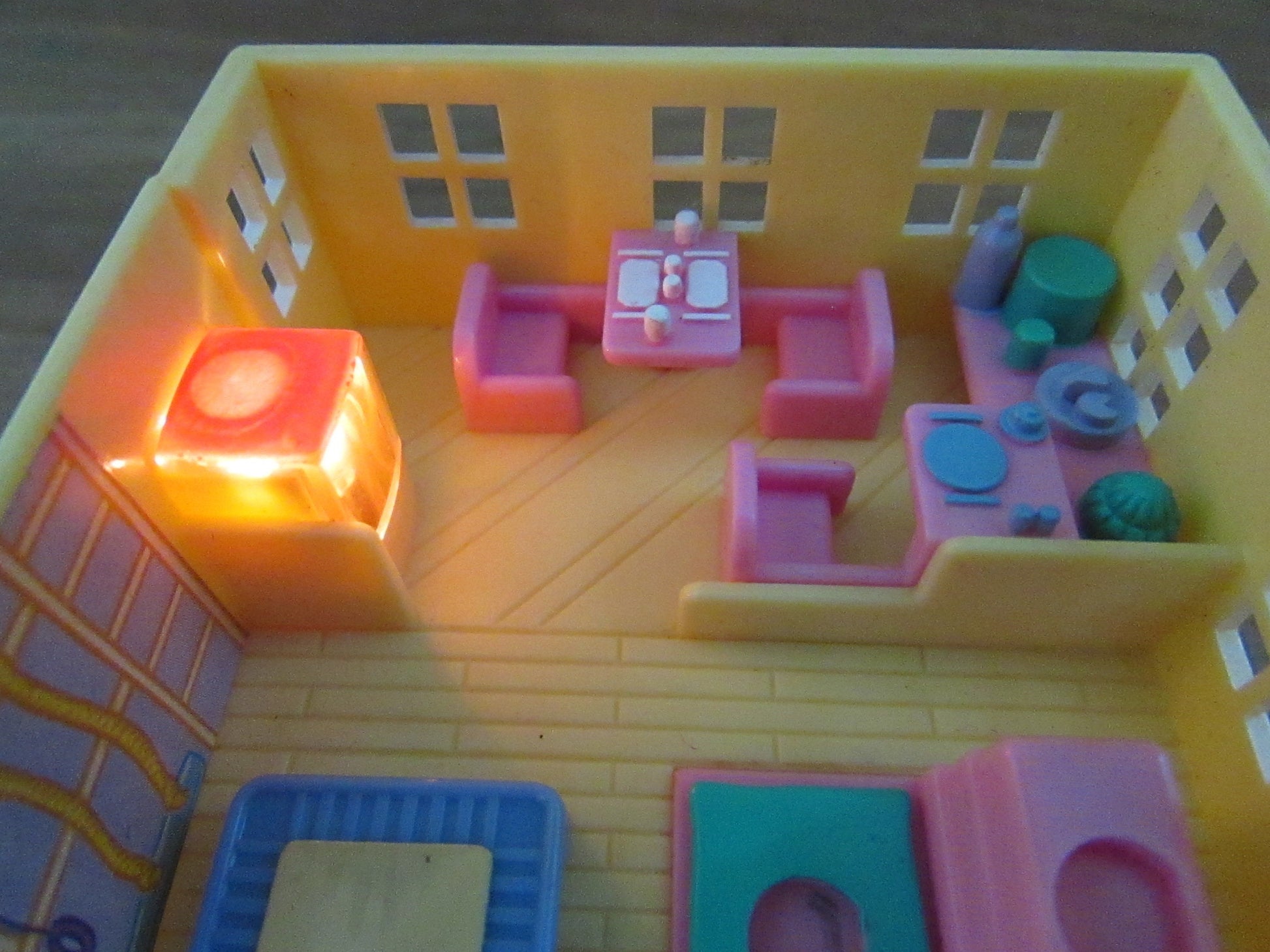1993 Bluebird Toys Polly Pocket Light-up School House (see description below)