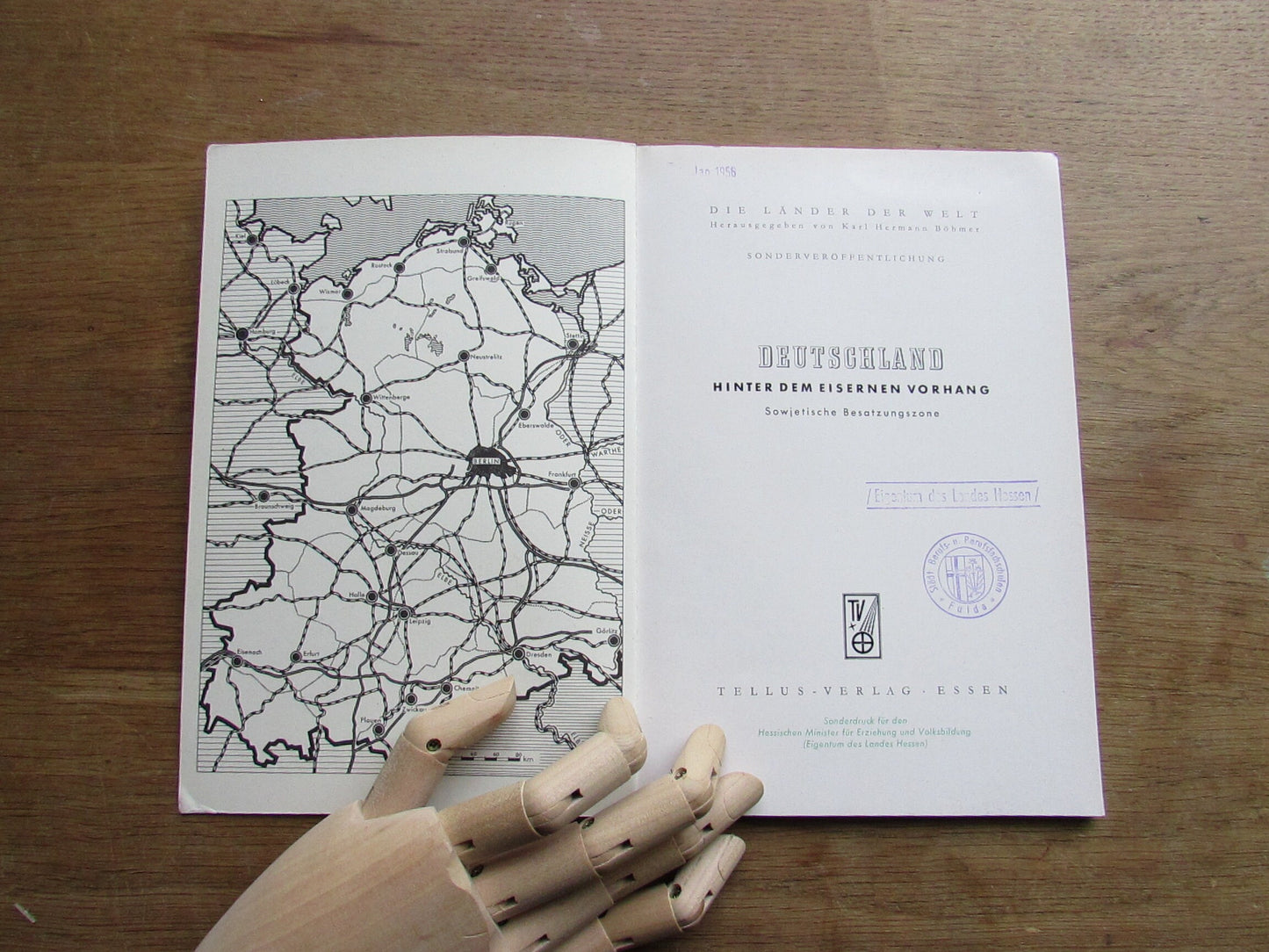 Deutschland Hinter dem Eisernen Vorhang Sowjetische Besatzungszene ( Germany behind the Iron Curtain Soviet Occupation) (Softback, 1956)