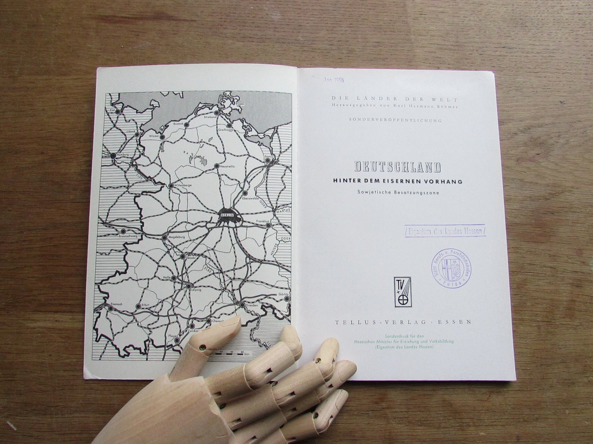Deutschland Hinter dem Eisernen Vorhang Sowjetische Besatzungszene ( Germany behind the Iron Curtain Soviet Occupation) (Softback, 1956)