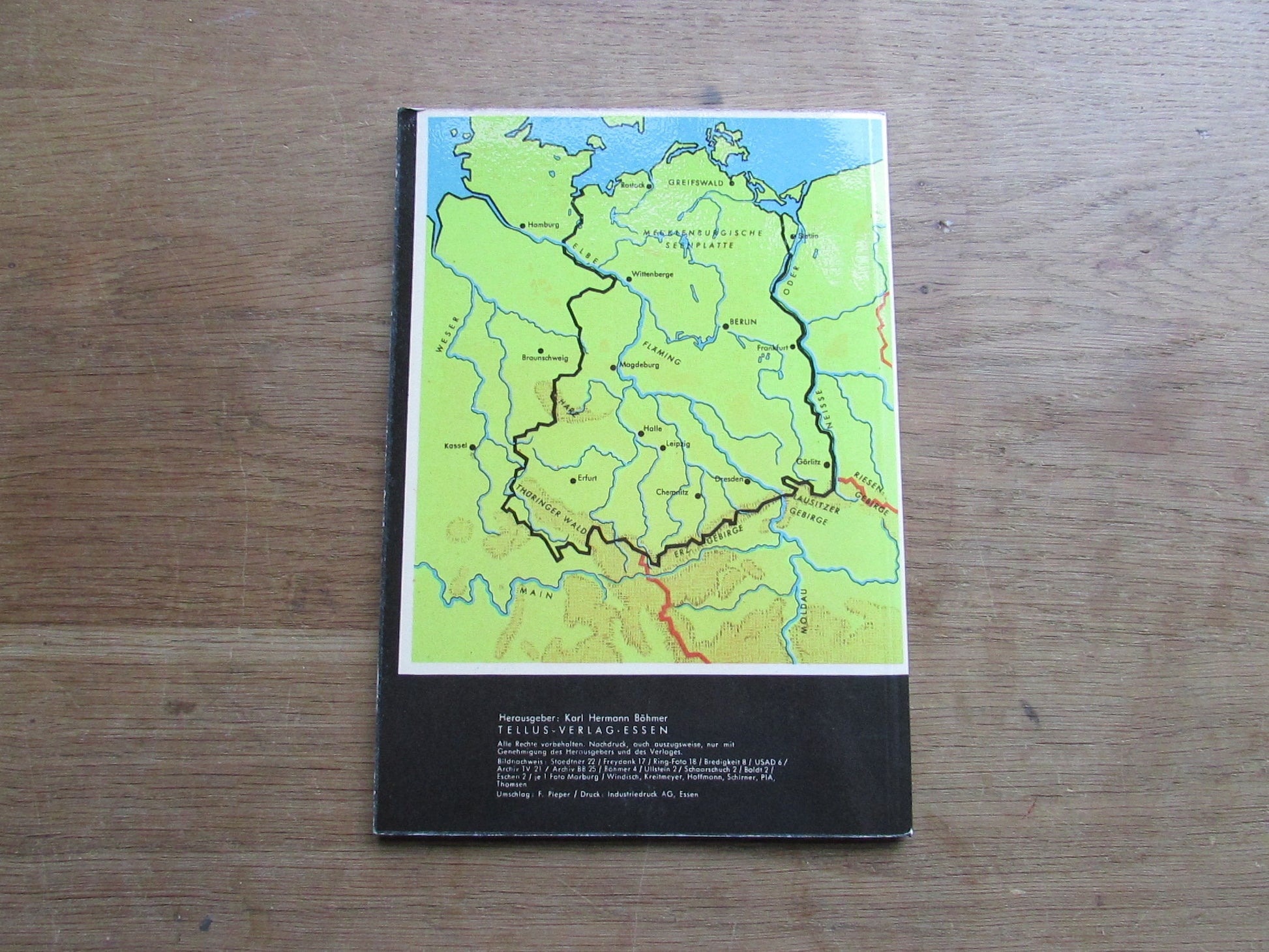 Deutschland Hinter dem Eisernen Vorhang Sowjetische Besatzungszene ( Germany behind the Iron Curtain Soviet Occupation) (Softback, 1956)