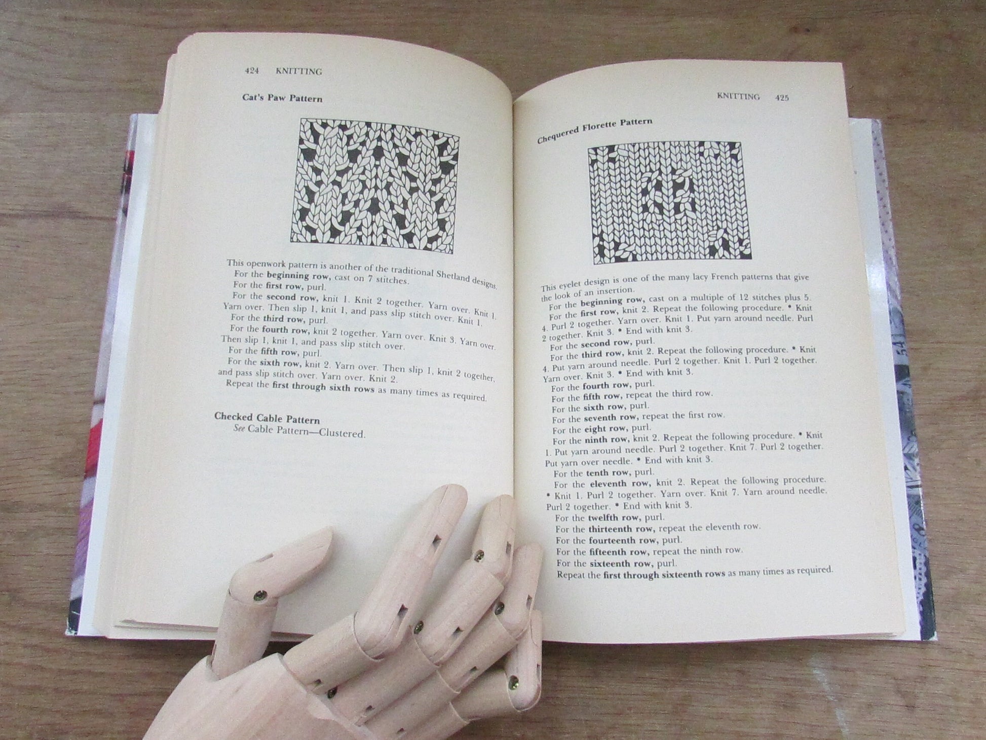 The Complete Encyclopedia of Stitchcraft, by Mildred Graves-Ryan (Hardback, 1981)
