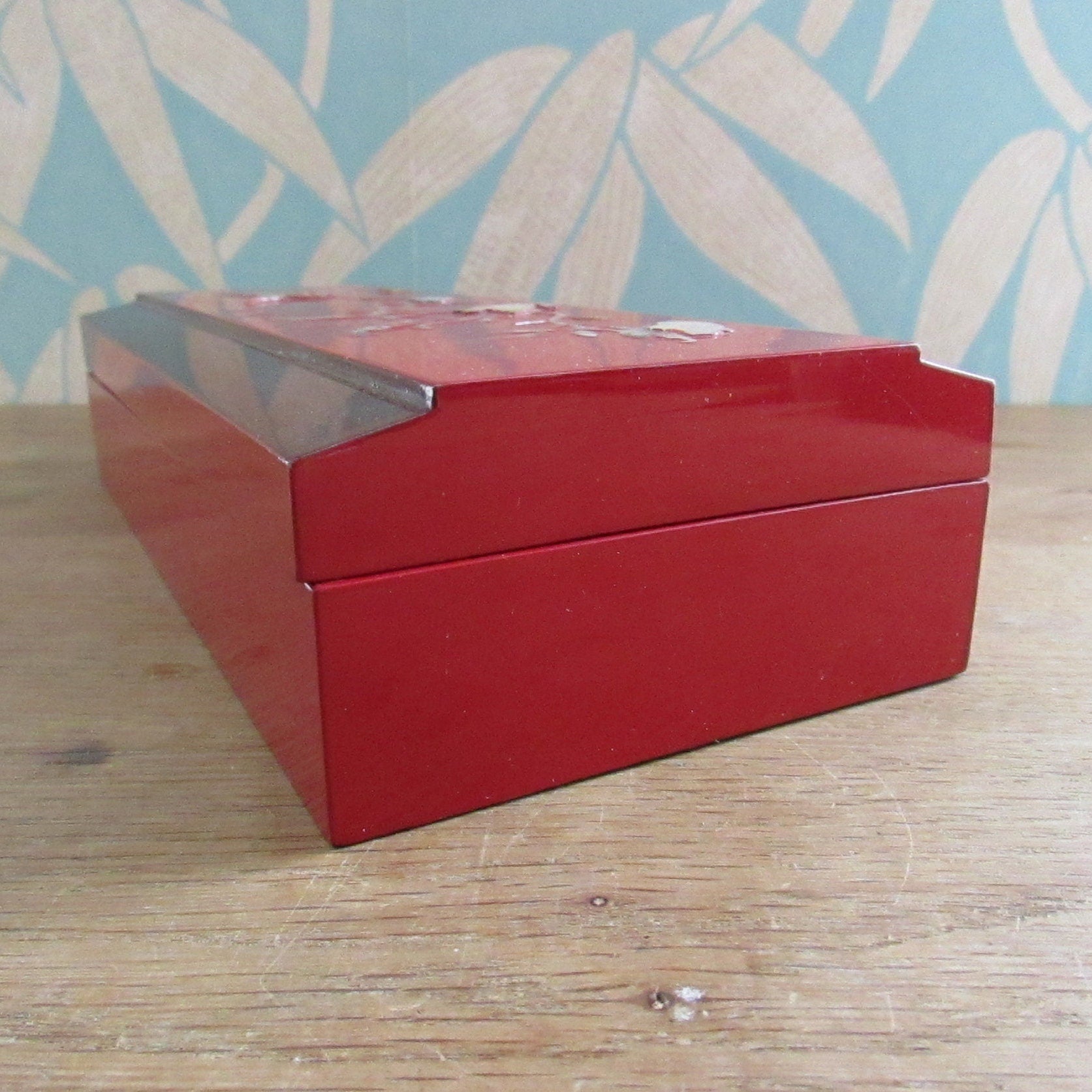 Beautiful vintage red Oriental lacquer & Mother of Pearl cigarette box with ashtray