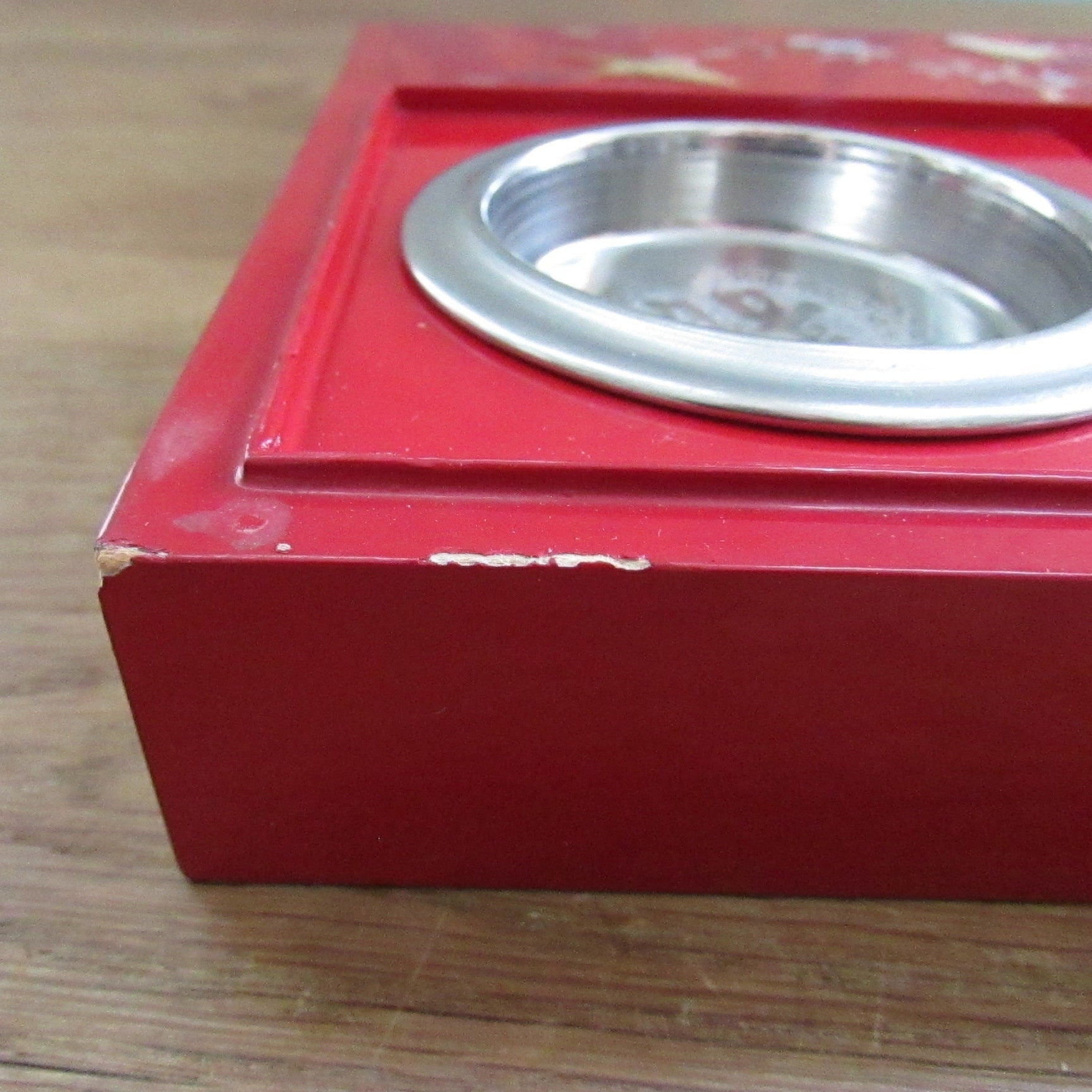 Beautiful vintage red Oriental lacquer & Mother of Pearl cigarette box with ashtray
