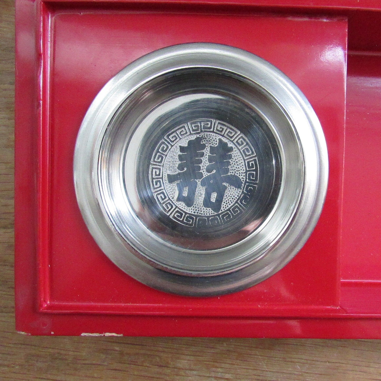 Beautiful vintage red Oriental lacquer & Mother of Pearl cigarette box with ashtray