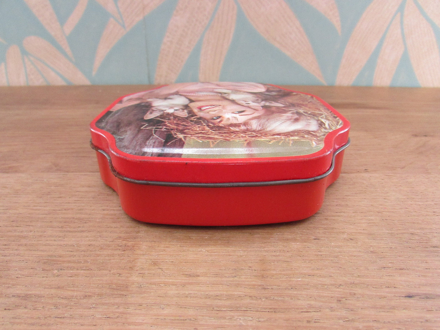 1960s Horner sweet/candy tin depicting smiling girl with kittens