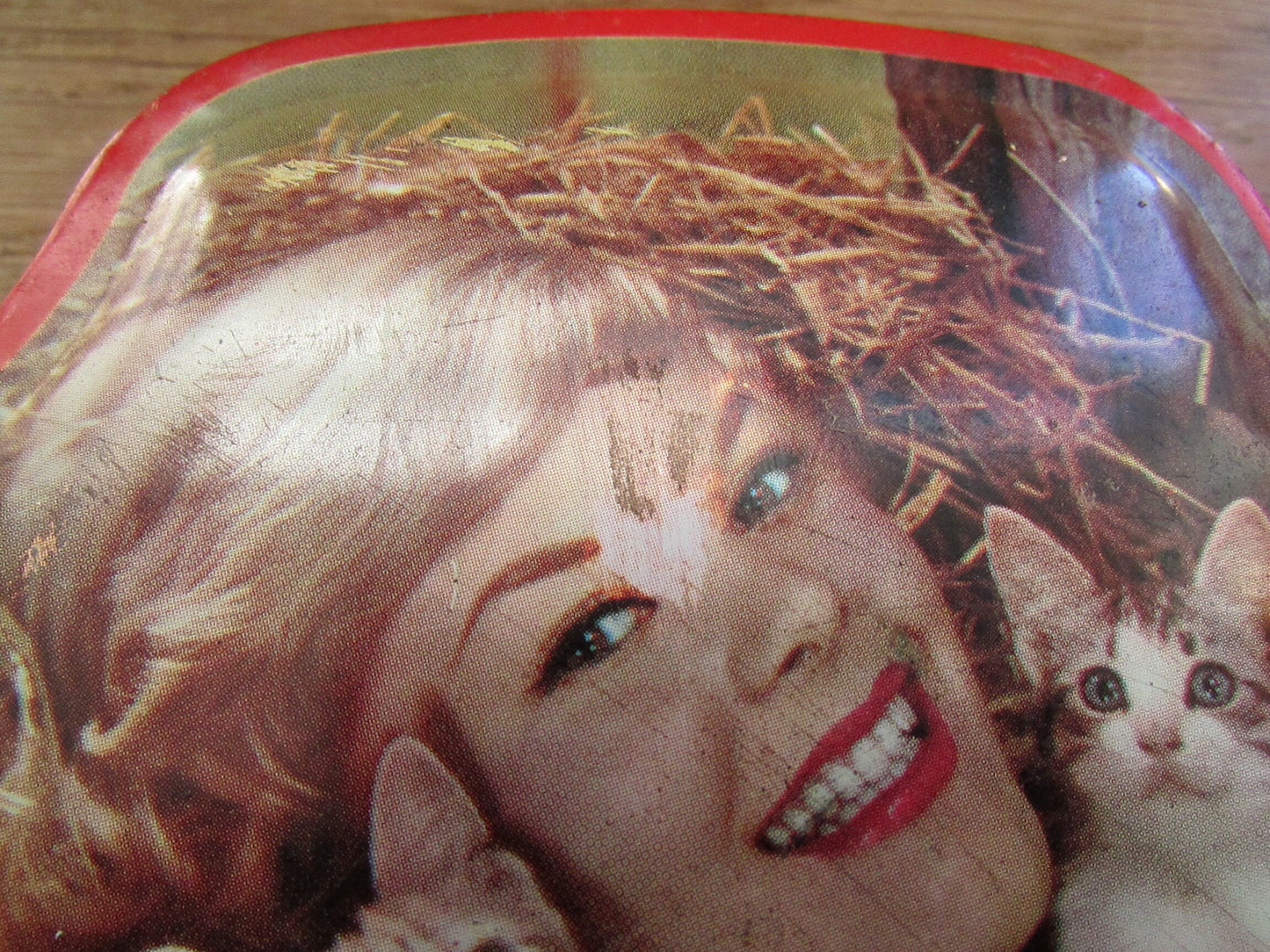1960s Horner sweet/candy tin depicting smiling girl with kittens