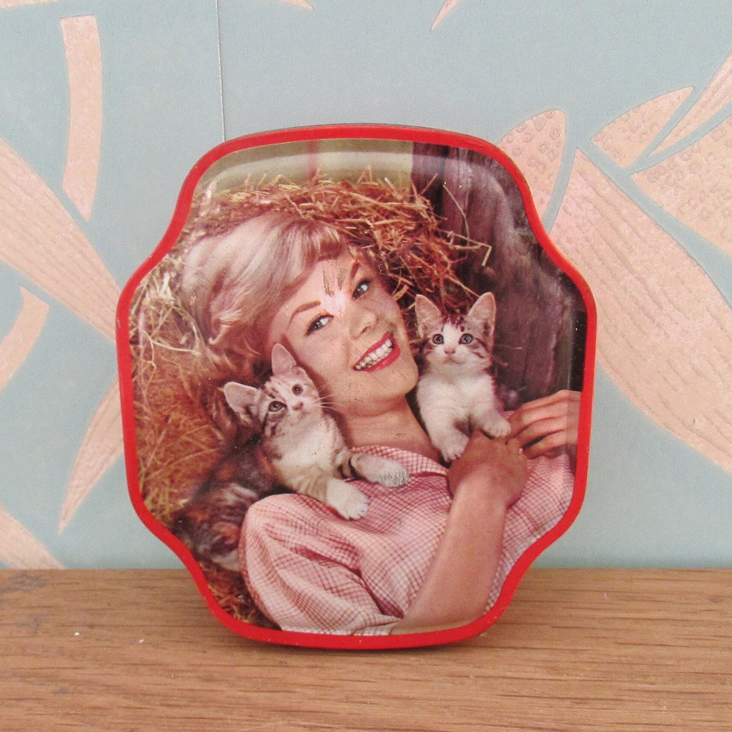 1960s Horner sweet/candy tin depicting smiling girl with kittens