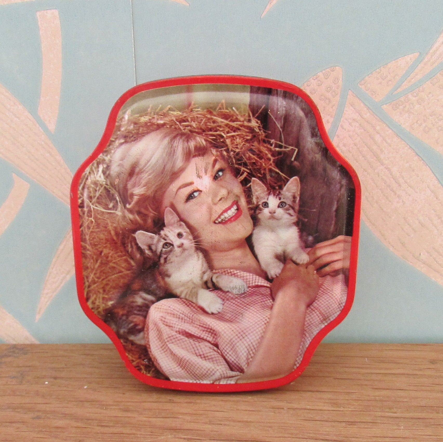 1960s Horner sweet/candy tin depicting smiling girl with kittens