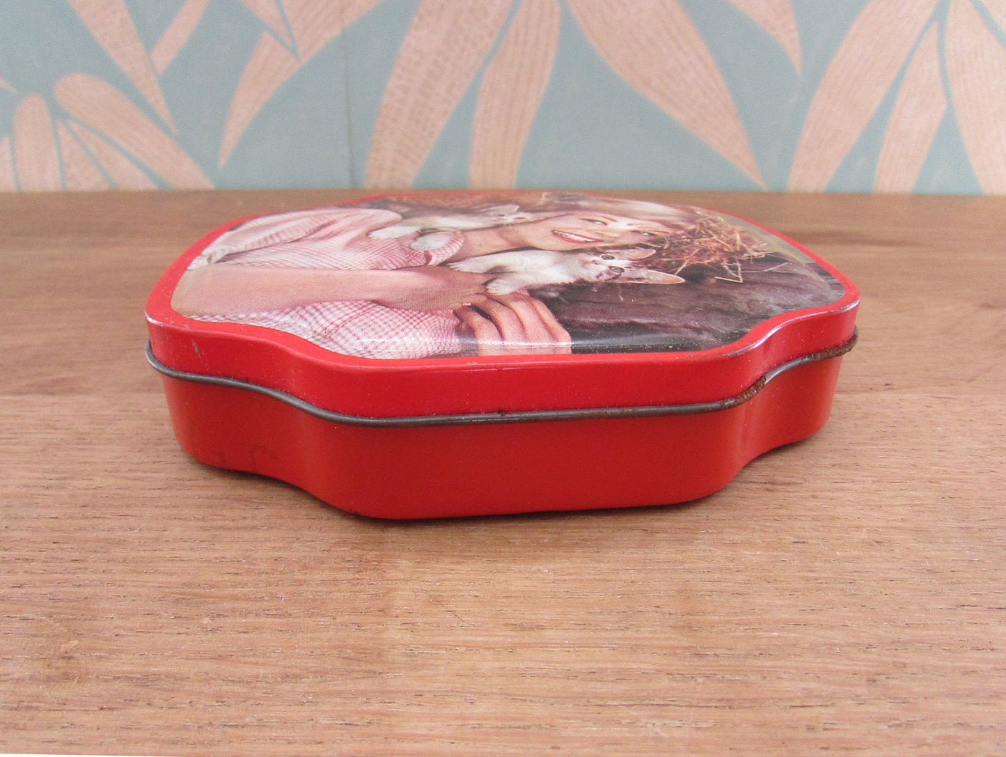 1960s Horner sweet/candy tin depicting smiling girl with kittens