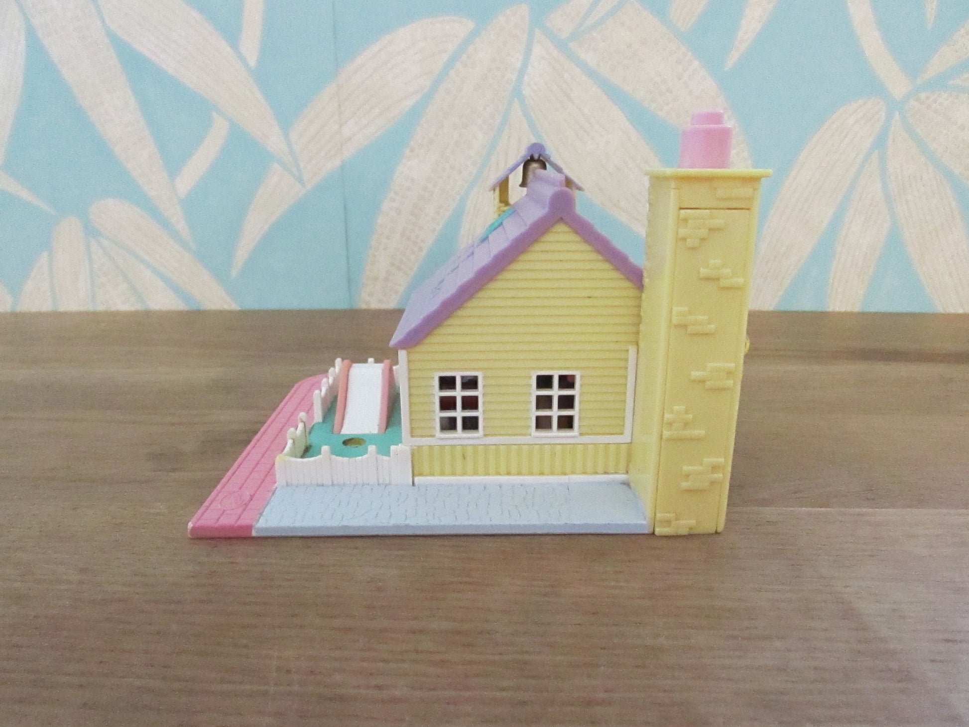 1993 Bluebird Toys Polly Pocket Light-up School House (see description below)