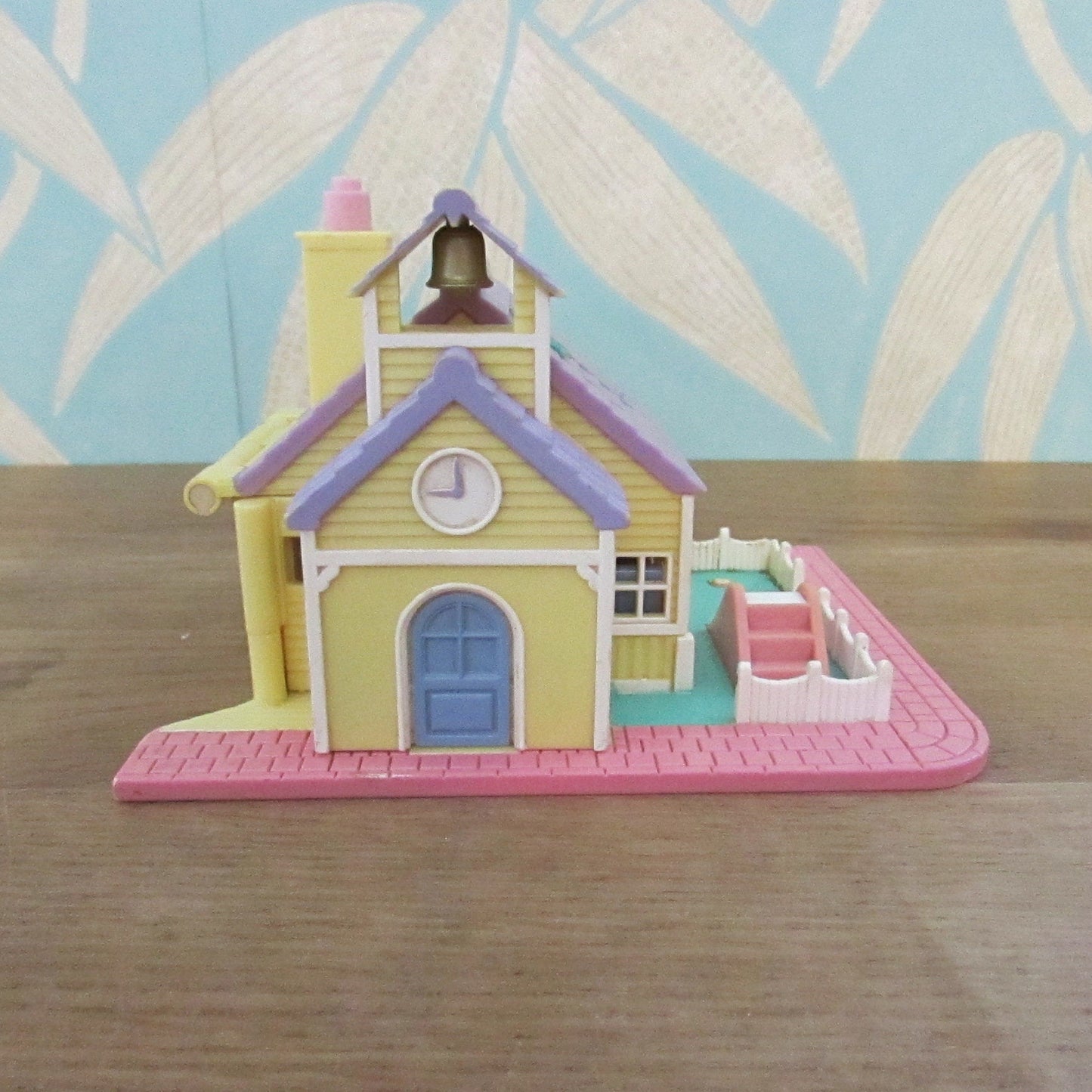 1993 Bluebird Toys Polly Pocket Light-up School House (see description below)