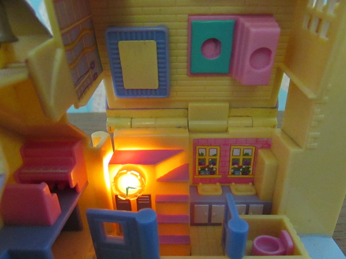 1993 Bluebird Toys Polly Pocket Light-up School House (see description below)