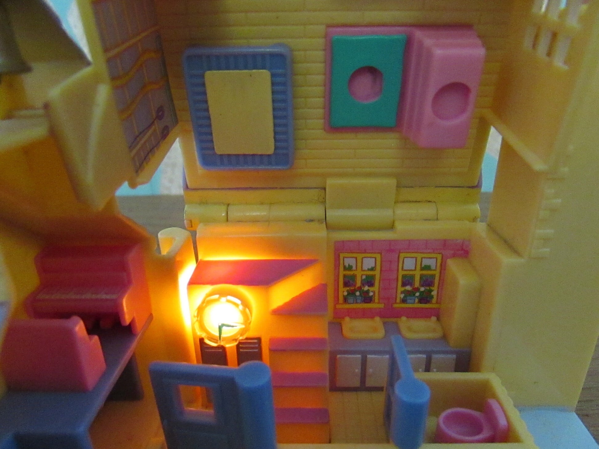 1993 Bluebird Toys Polly Pocket Light-up School House (see description below)