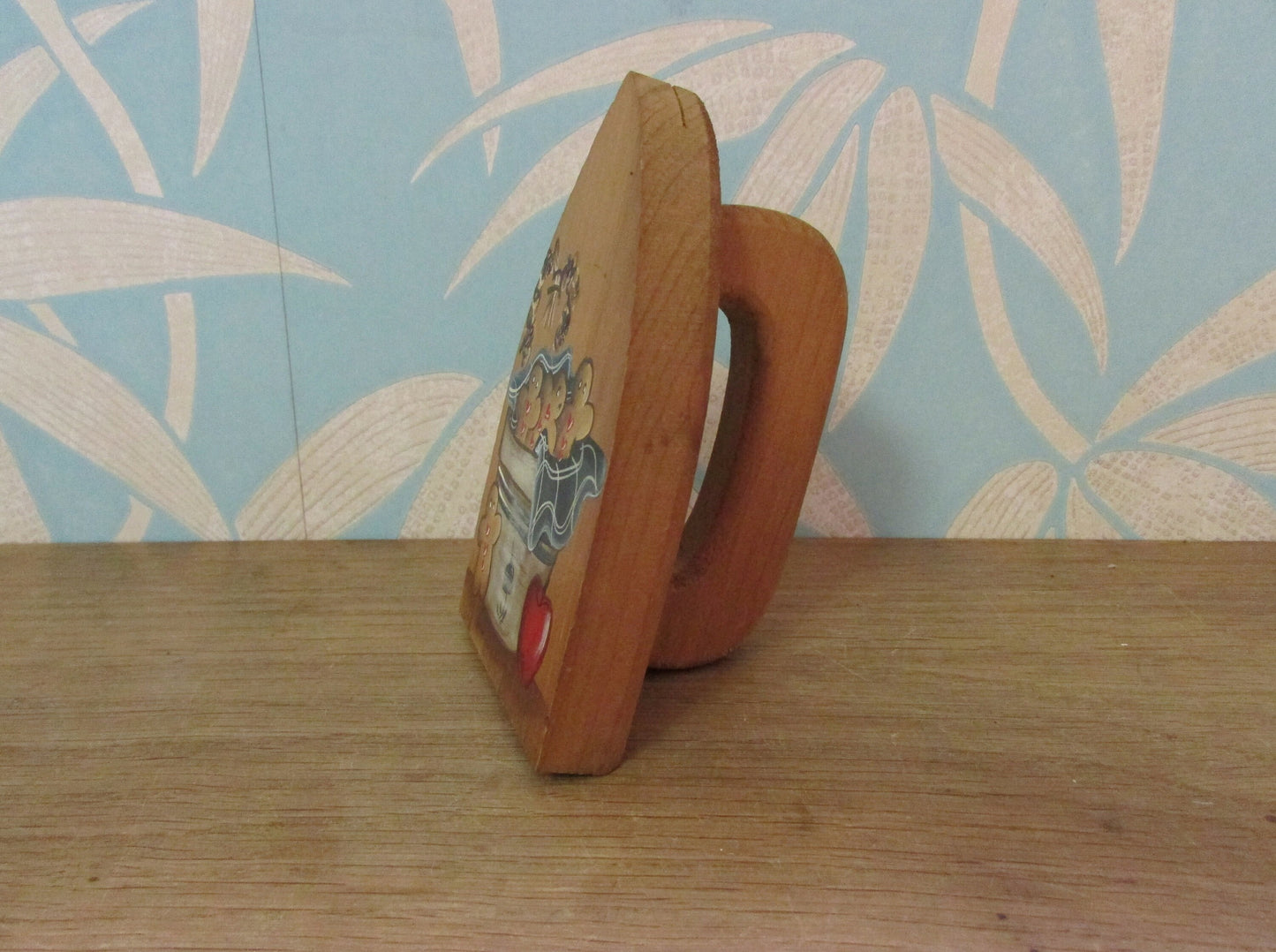 1970s hand-painted wooden iron-shaped recipe card holder, gingerbread men