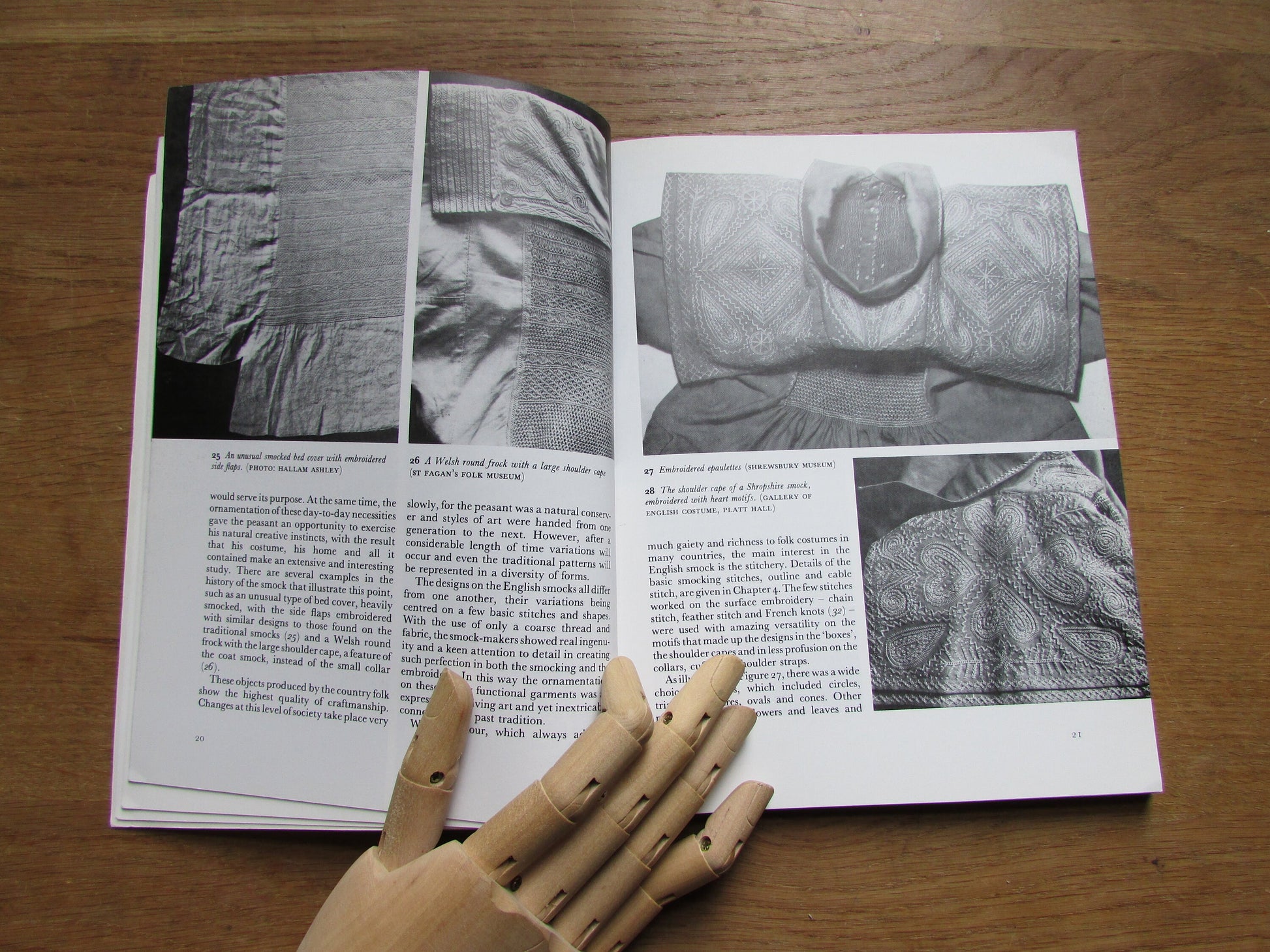Smocking: Traditional & Modern Approaches, by Oenone Cave, and Jean Hodges (Softback, 1988)