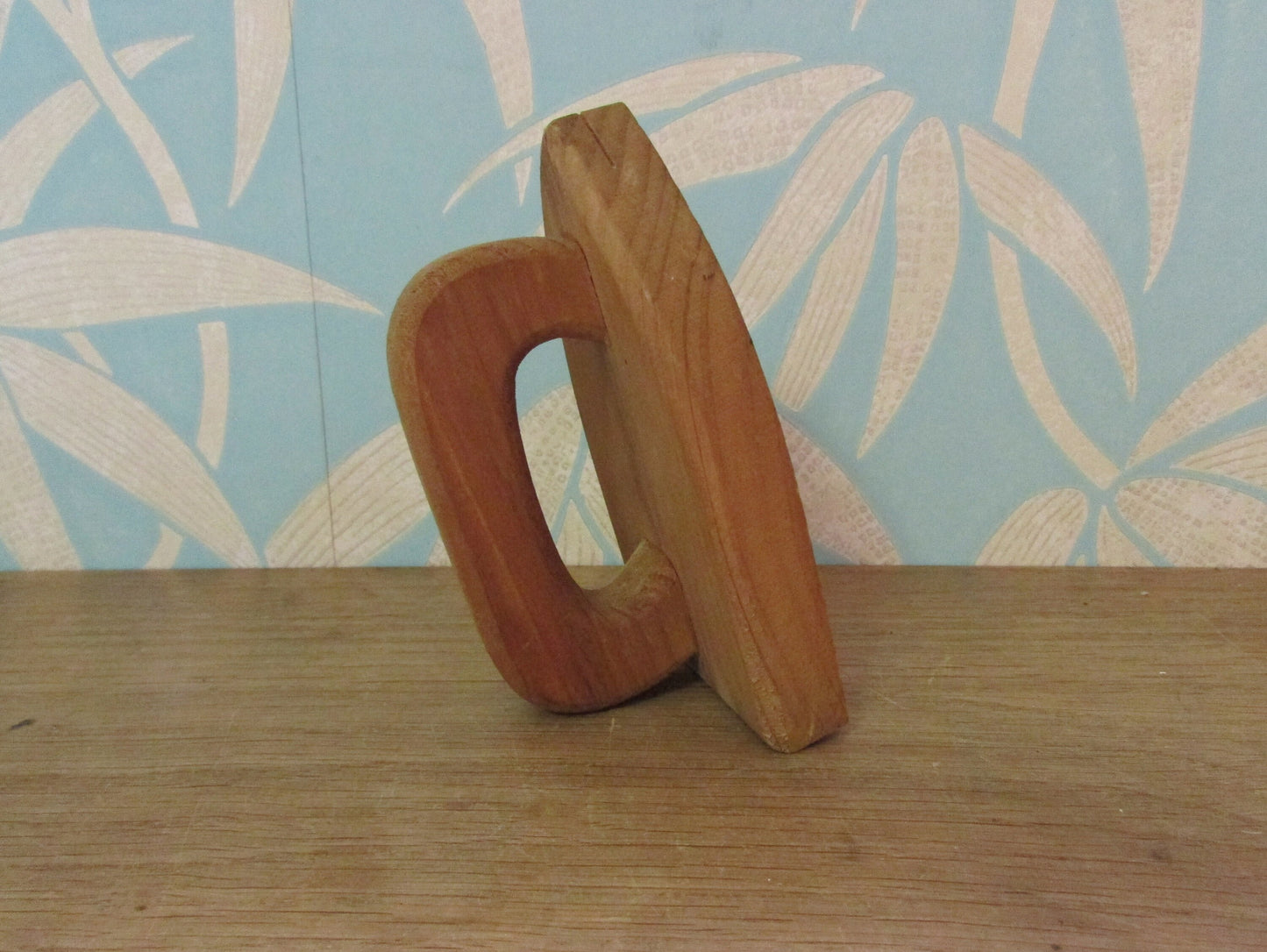 1970s hand-painted wooden iron-shaped recipe card holder, gingerbread men