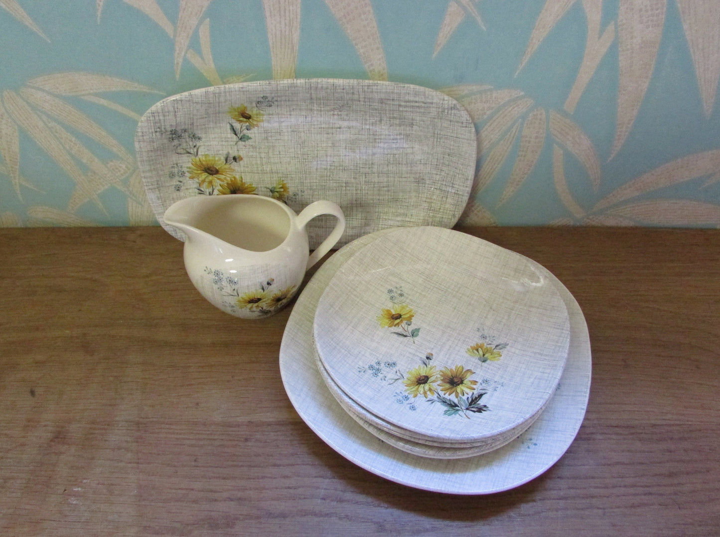 1962 J&G Meakin Sol 'Summertime' assorted plates and milk jug