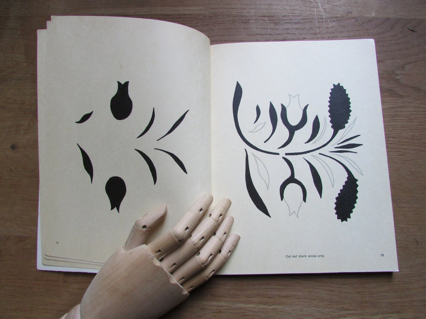Early American Cut & Use Stencils, by JoAnne C. Day (Softback, 1975)