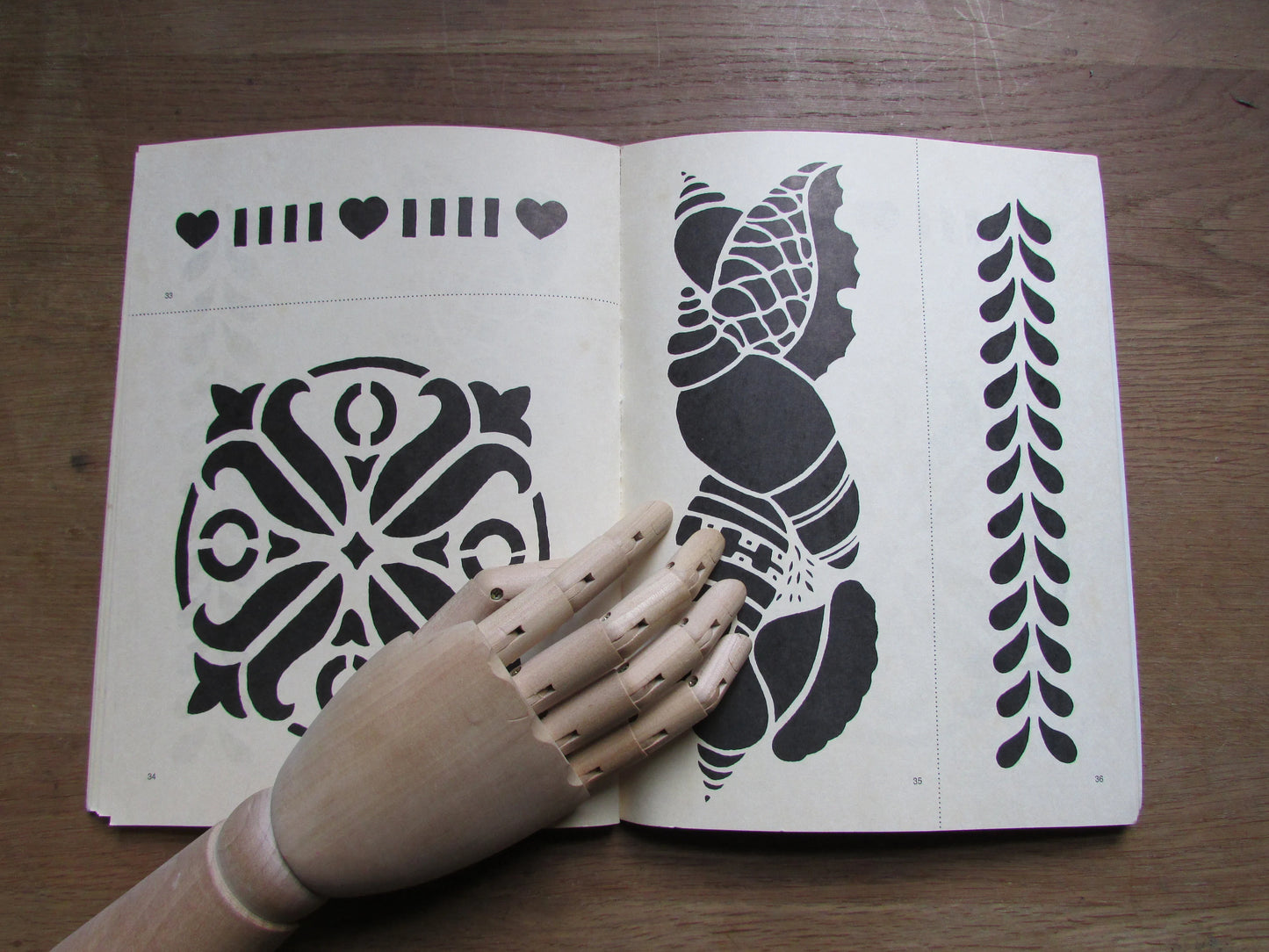 Early American Cut & Use Stencils, by JoAnne C. Day (Softback, 1975)