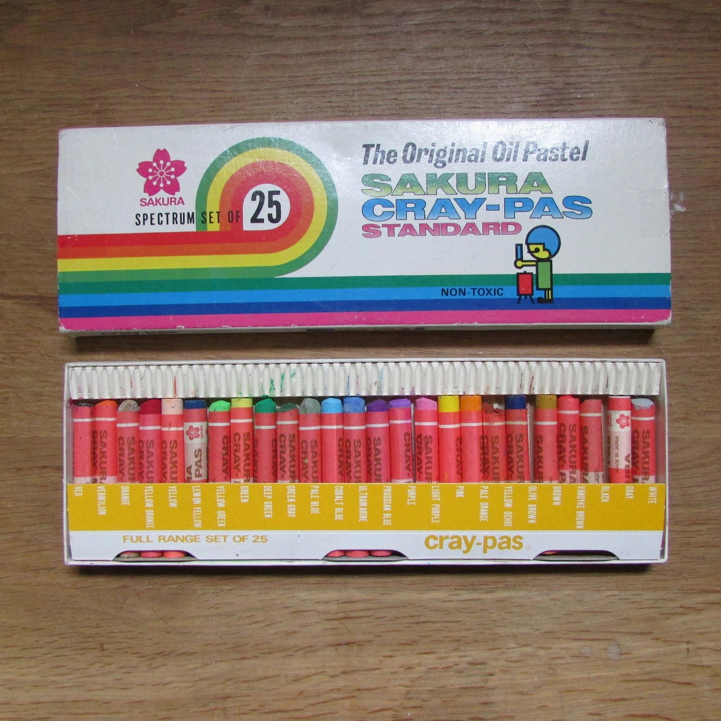 Used vintage Sakura Spectrum Original Oil Pastels, 25 colours
