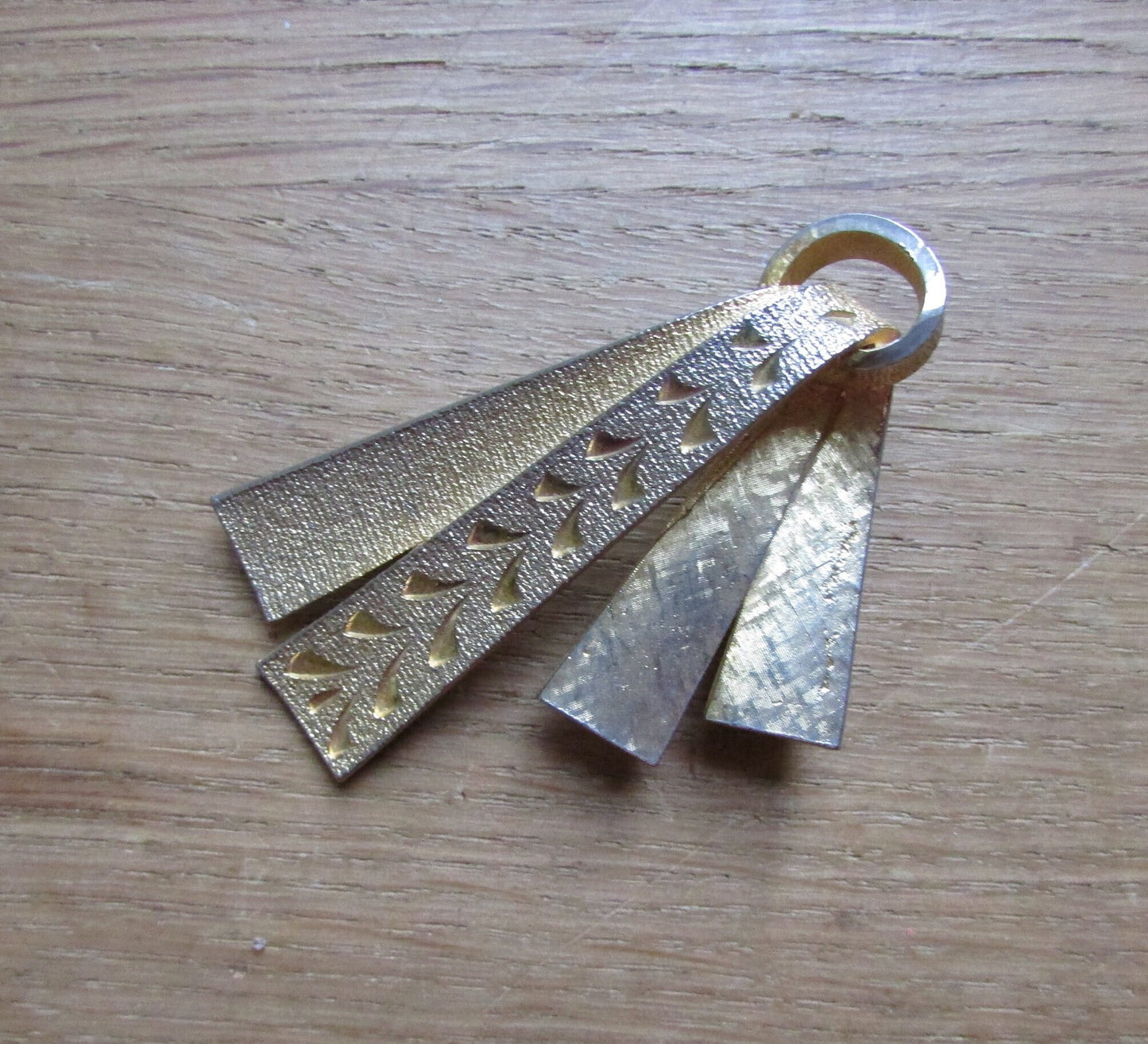 1950s gold-tone engraved patterned ribbon brooch, stamped 1390