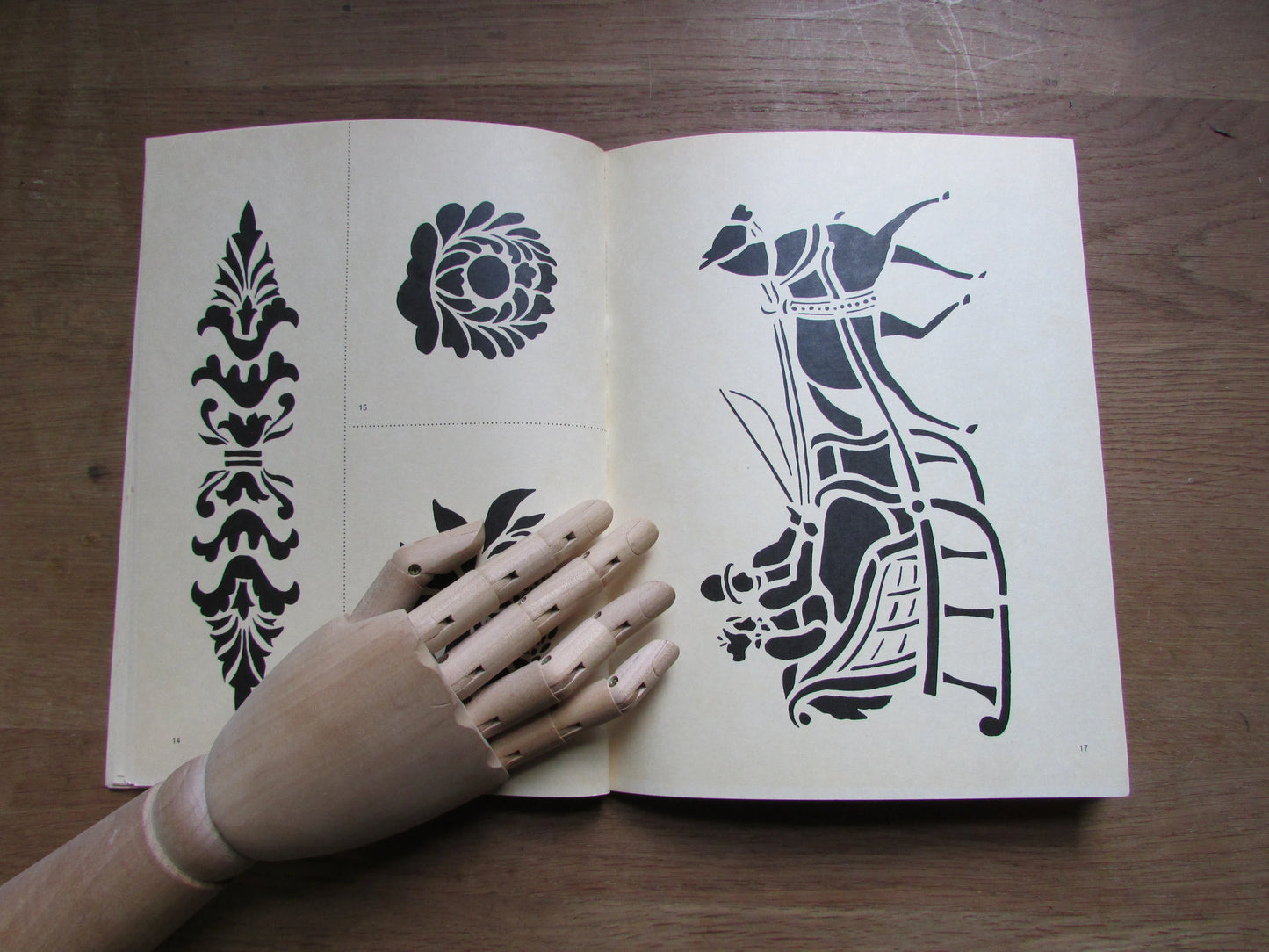 Early American Cut & Use Stencils, by JoAnne C. Day (Softback, 1975)