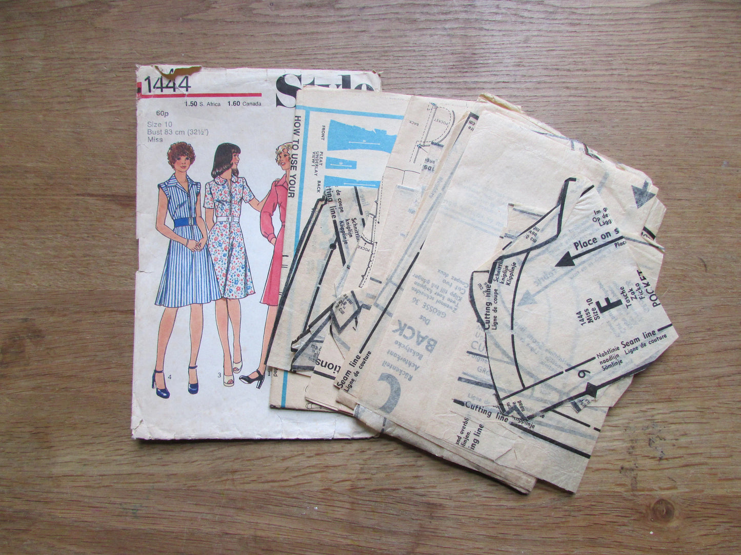 Part cut 1976 Style 1444 sewing pattern for young junior/teens' & misses' dress, size 10 (complete)