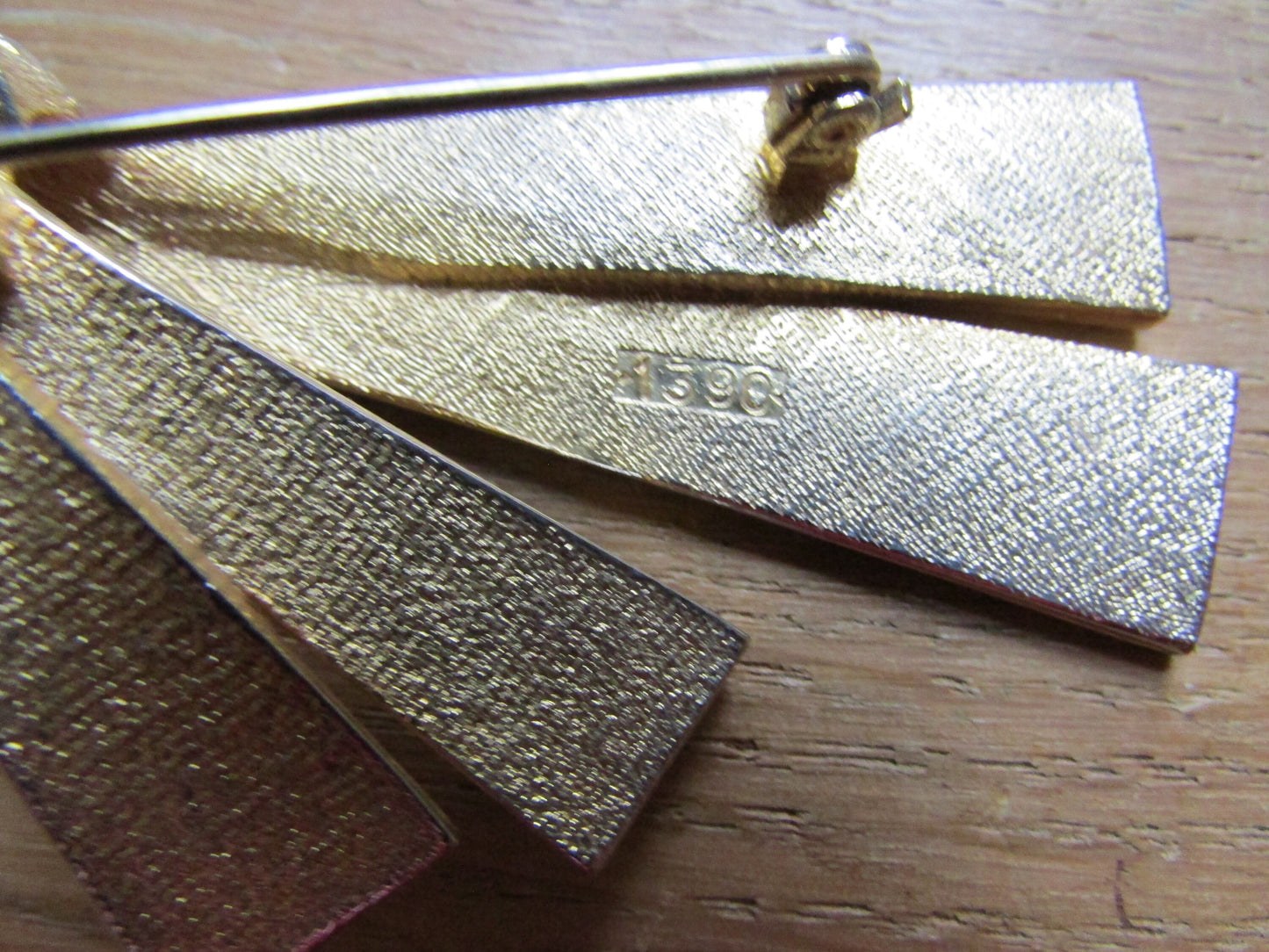 1950s gold-tone engraved patterned ribbon brooch, stamped 1390