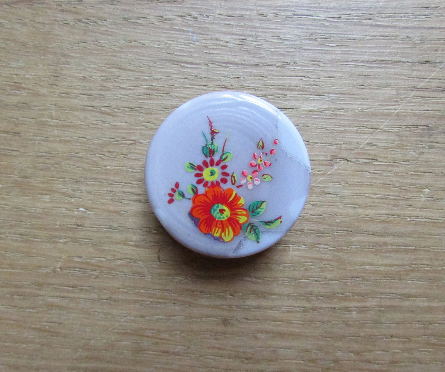 1930s/40s round marbled resin brooch, hand-painted flowers