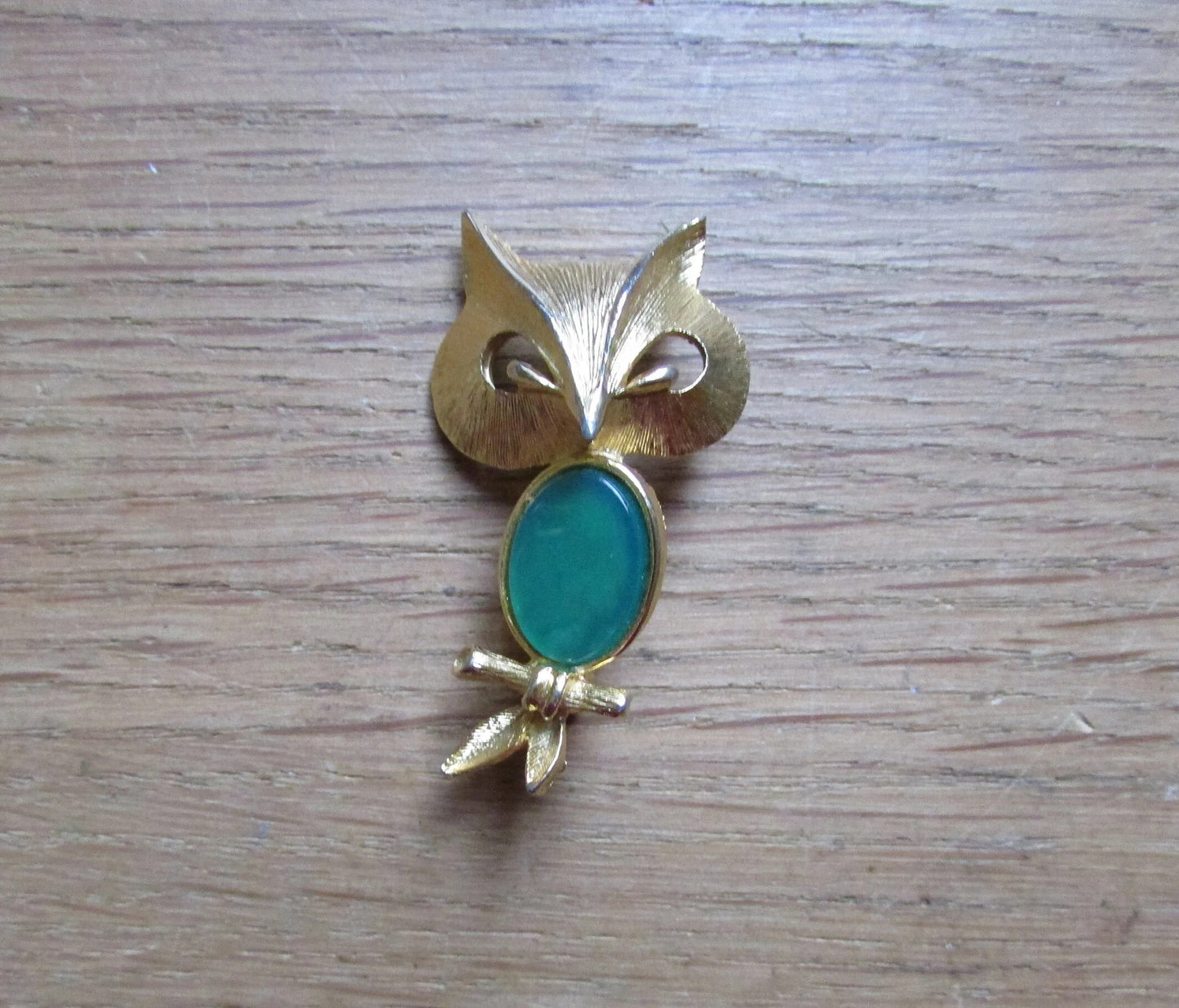 Vintage Liz Clairborne modernist-style gold-tone owl brooch with green cabochon belly
