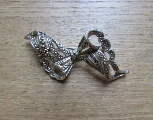 circa. 1940s silver-tone marcasite bow brooch