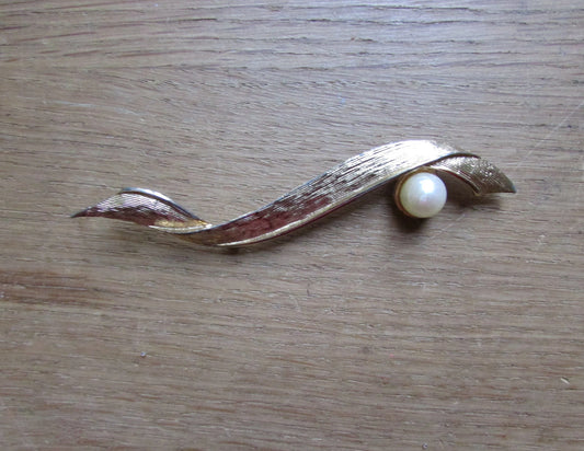 Large vintage gold-tone ribbon brooch with faux pearl