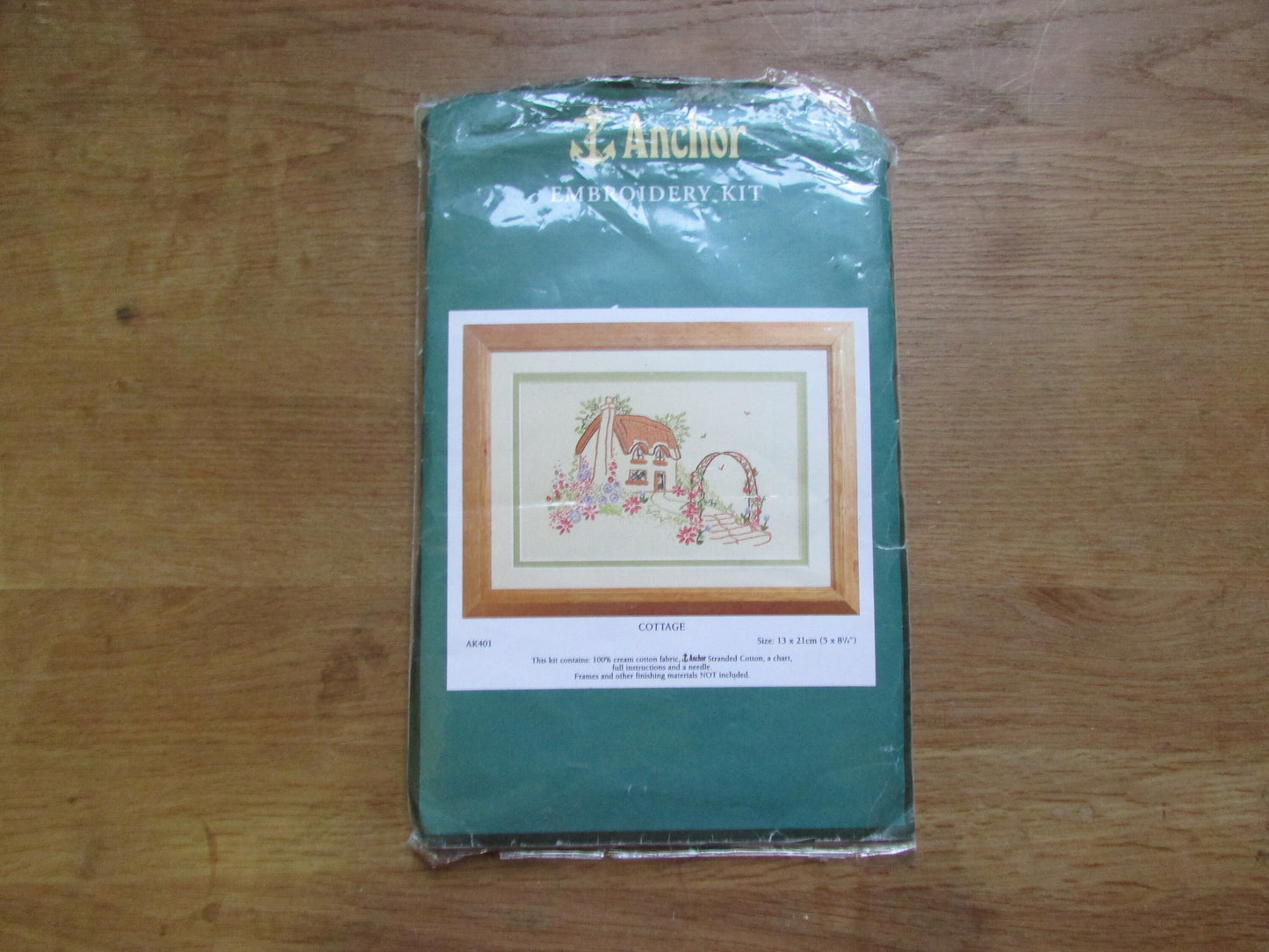 Vintage Anchor AK401 embroidery kit "Cottage"