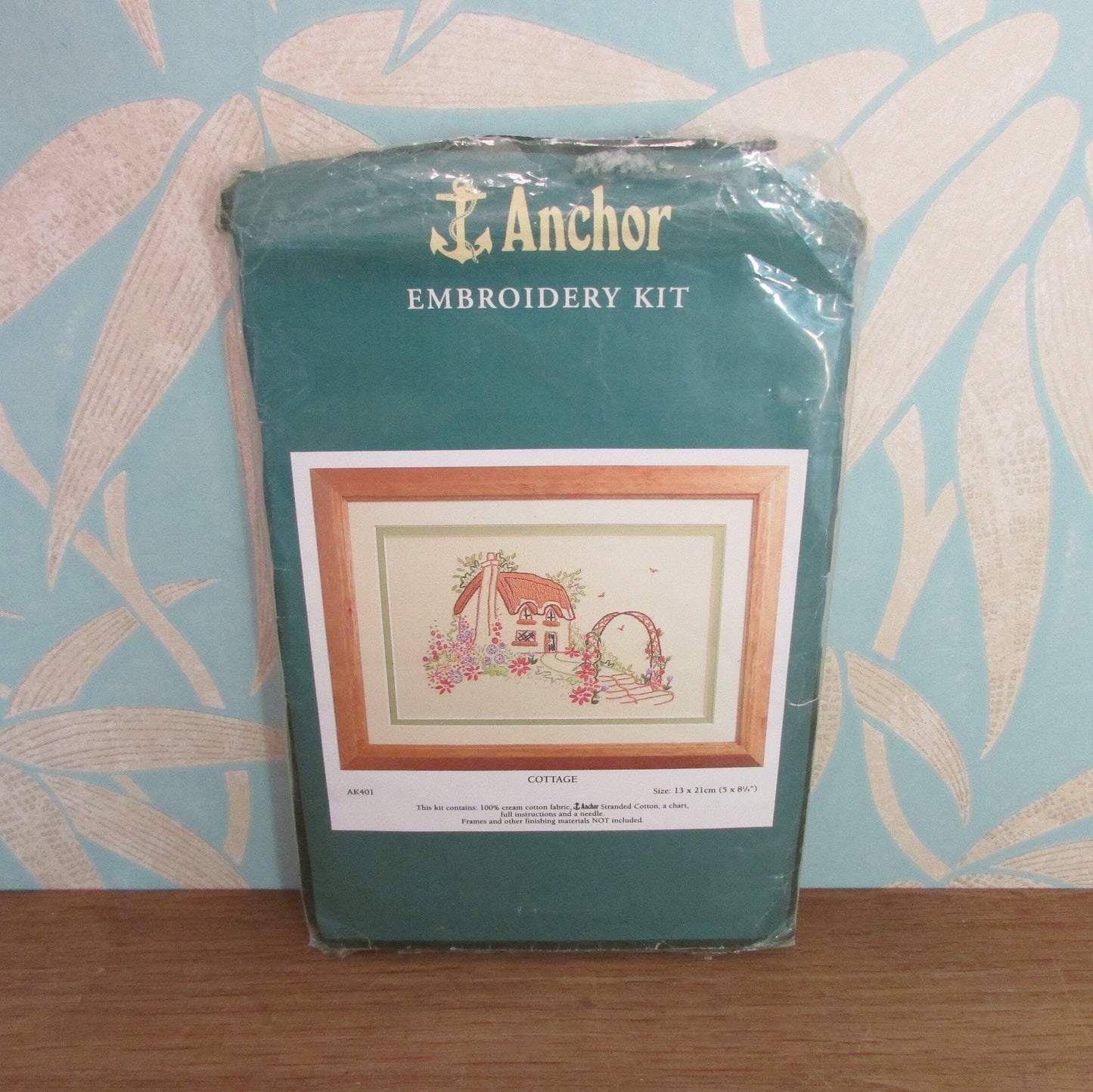 Vintage Anchor AK401 embroidery kit "Cottage"