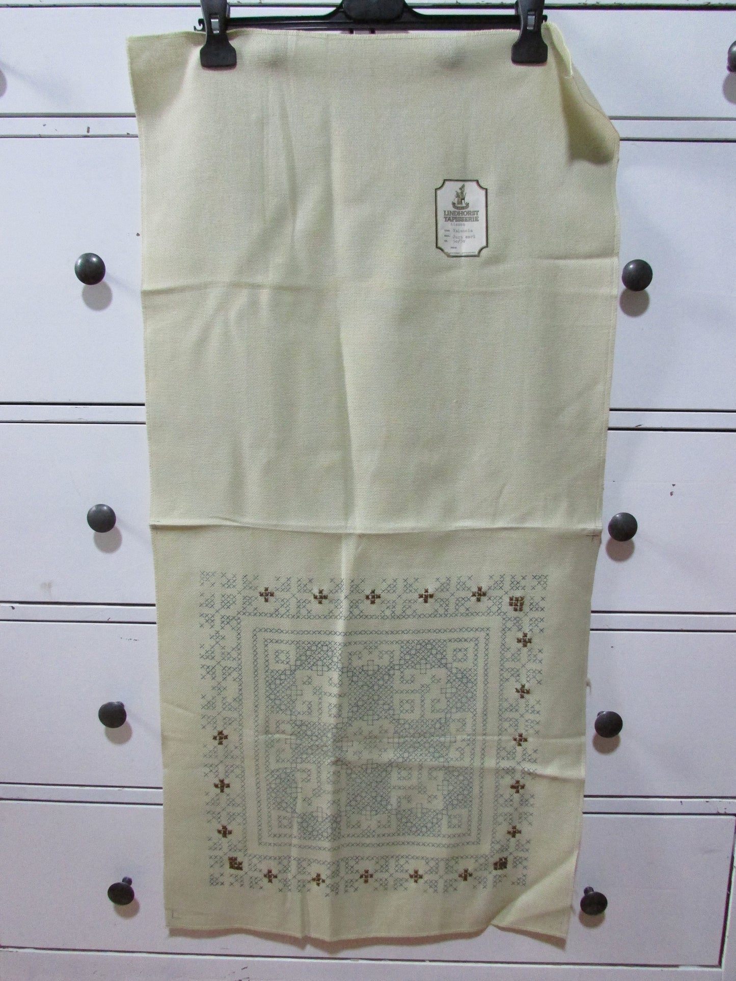 Vintage Lindhorst-Modell Tapisserie "Valenicia" cushion cover kit (part embroidered)