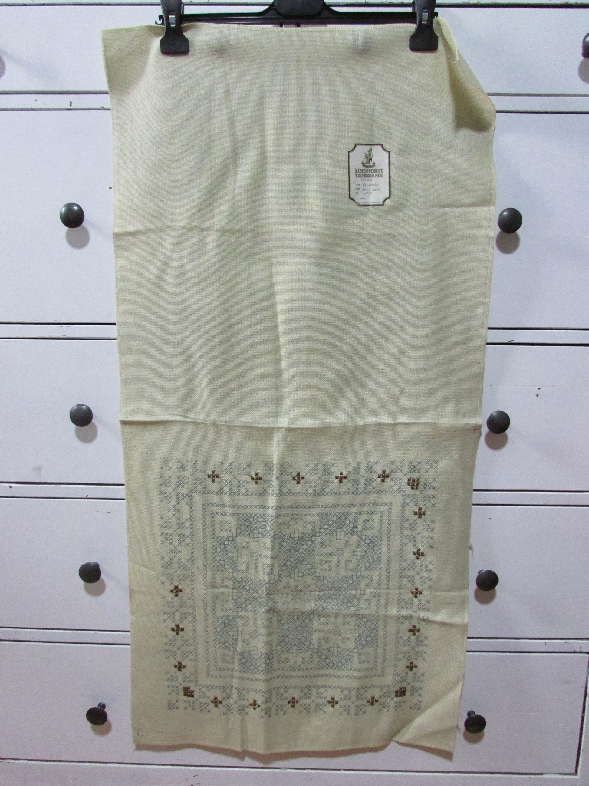 Vintage Lindhorst-Modell Tapisserie "Valenicia" cushion cover kit (part embroidered)