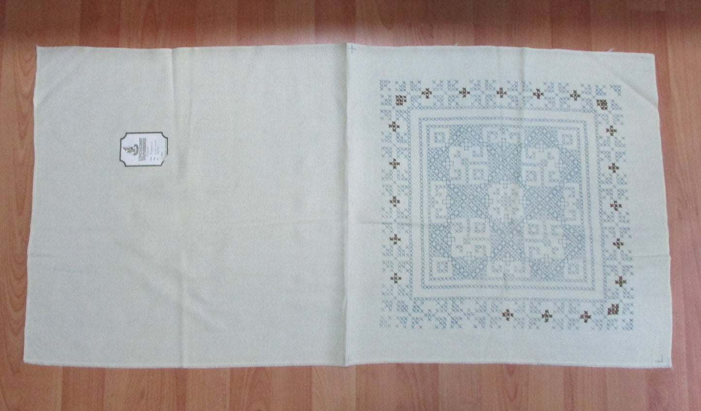 Vintage Lindhorst-Modell Tapisserie "Valenicia" cushion cover kit (part embroidered)