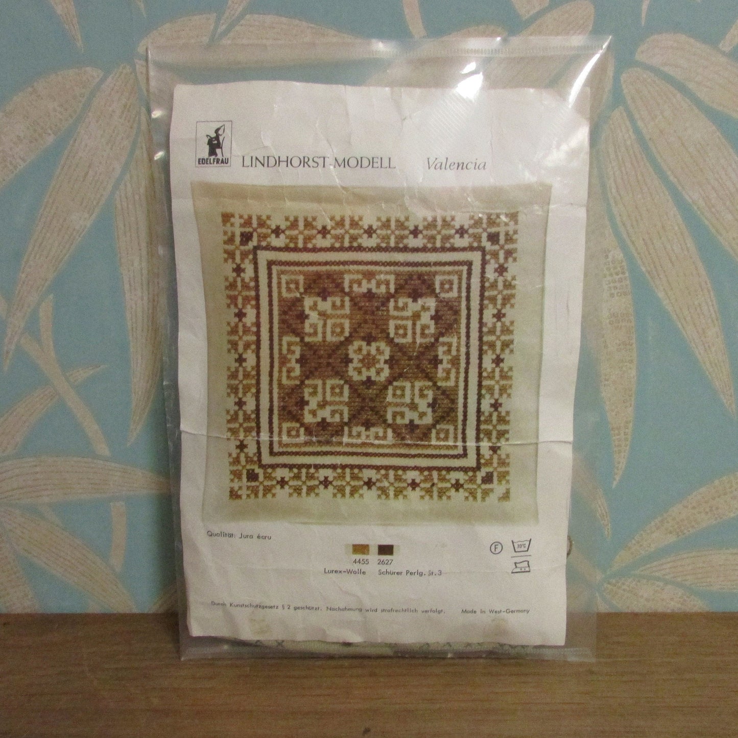 Vintage Lindhorst-Modell Tapisserie "Valenicia" cushion cover kit (part embroidered)