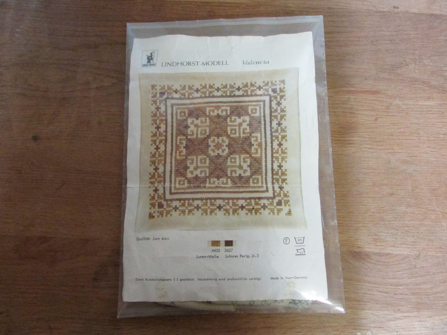 Vintage Lindhorst-Modell Tapisserie "Valenicia" cushion cover kit (part embroidered)