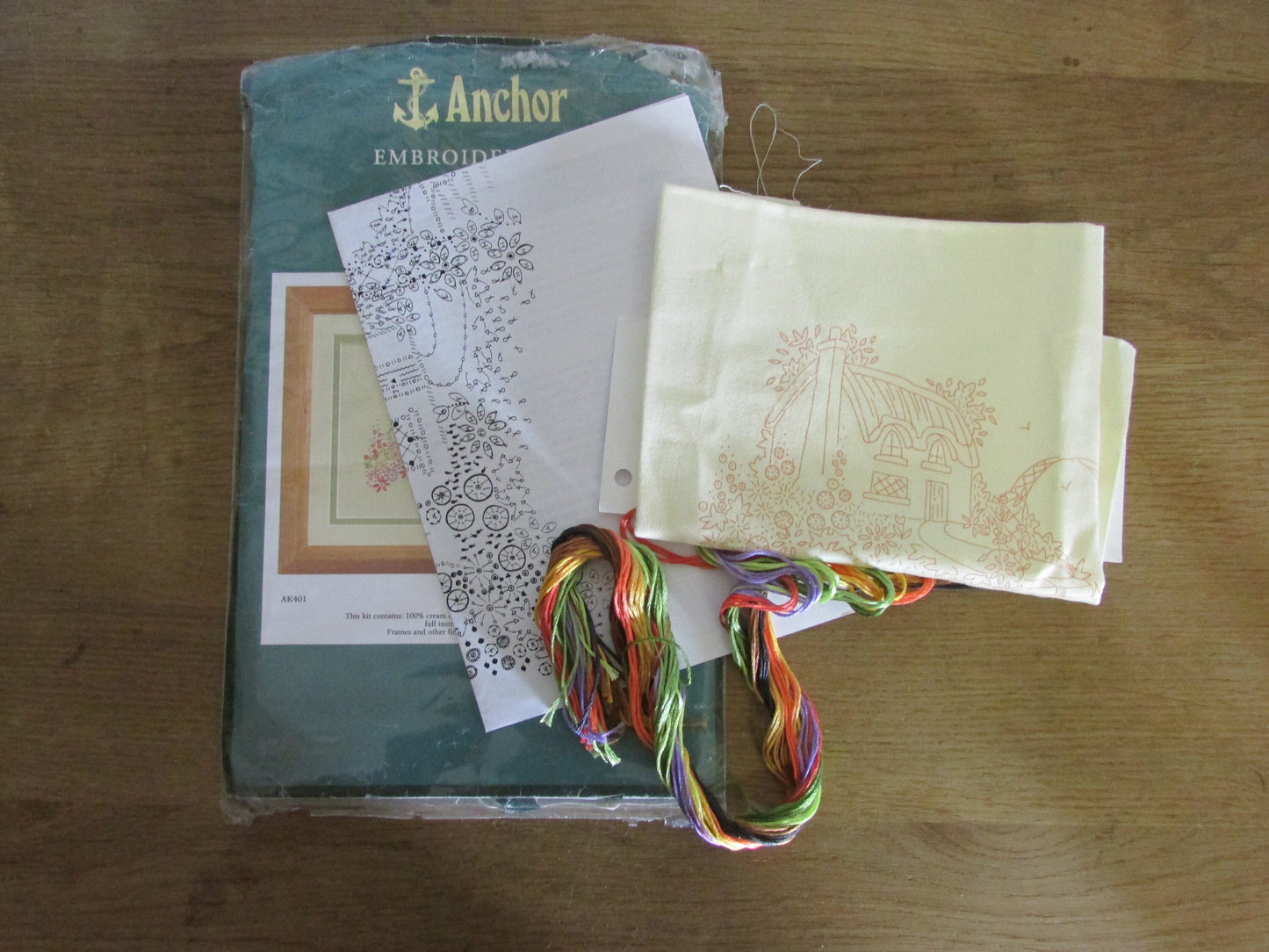 Vintage Anchor AK401 embroidery kit "Cottage"