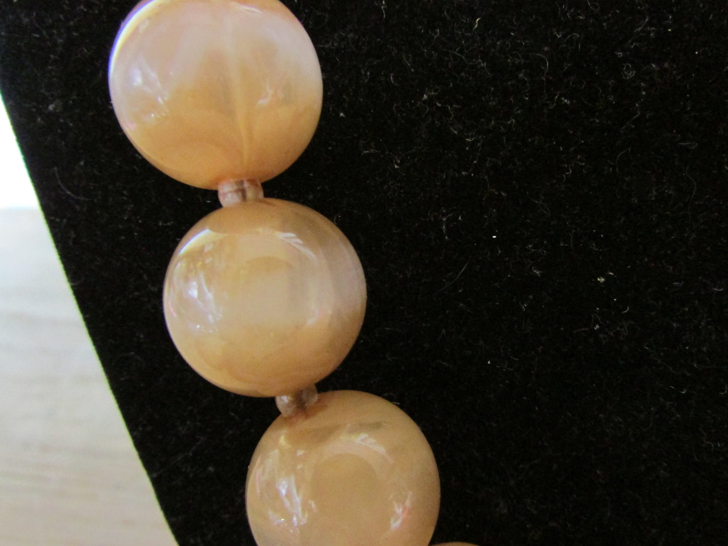 Vintage Art Deco-style graduated plastic marble-style bead necklace