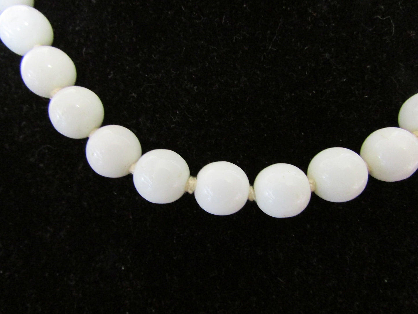1940s/50s white milk glass bead necklace, hand-knotted