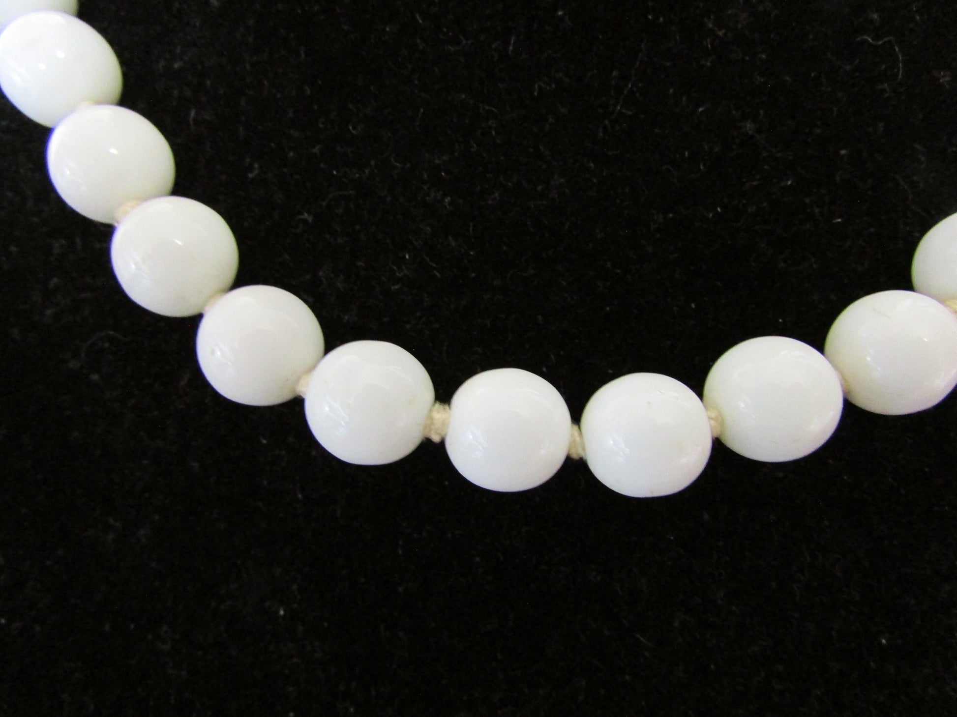 1940s/50s white milk glass bead necklace, hand-knotted