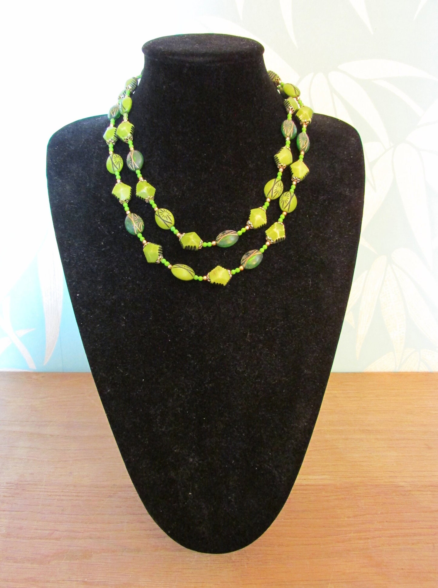 1960s resin wood-effect green etched oval & faceted bead double strand necklace