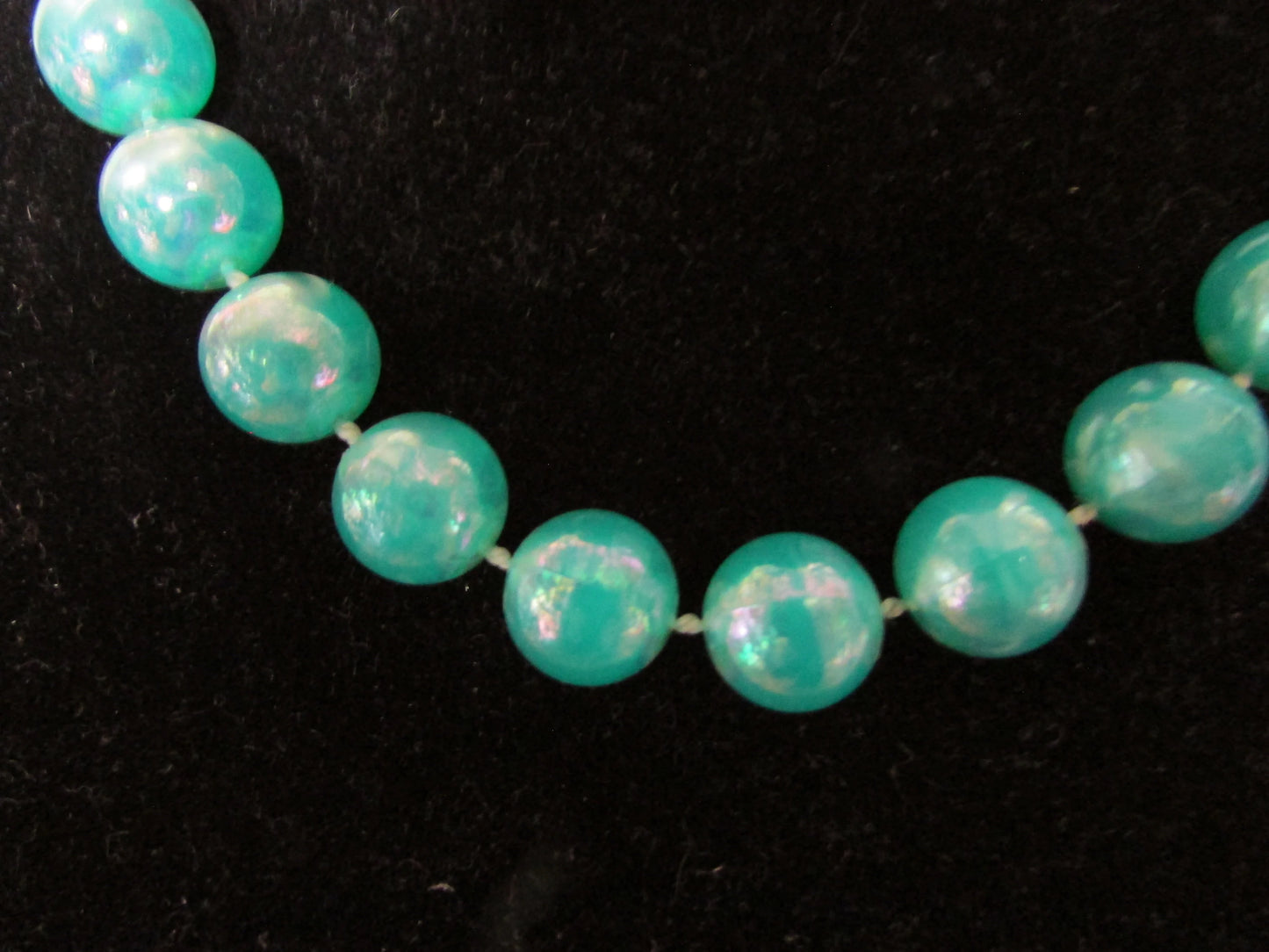 1960s teal green pearlised round plastic bead necklace