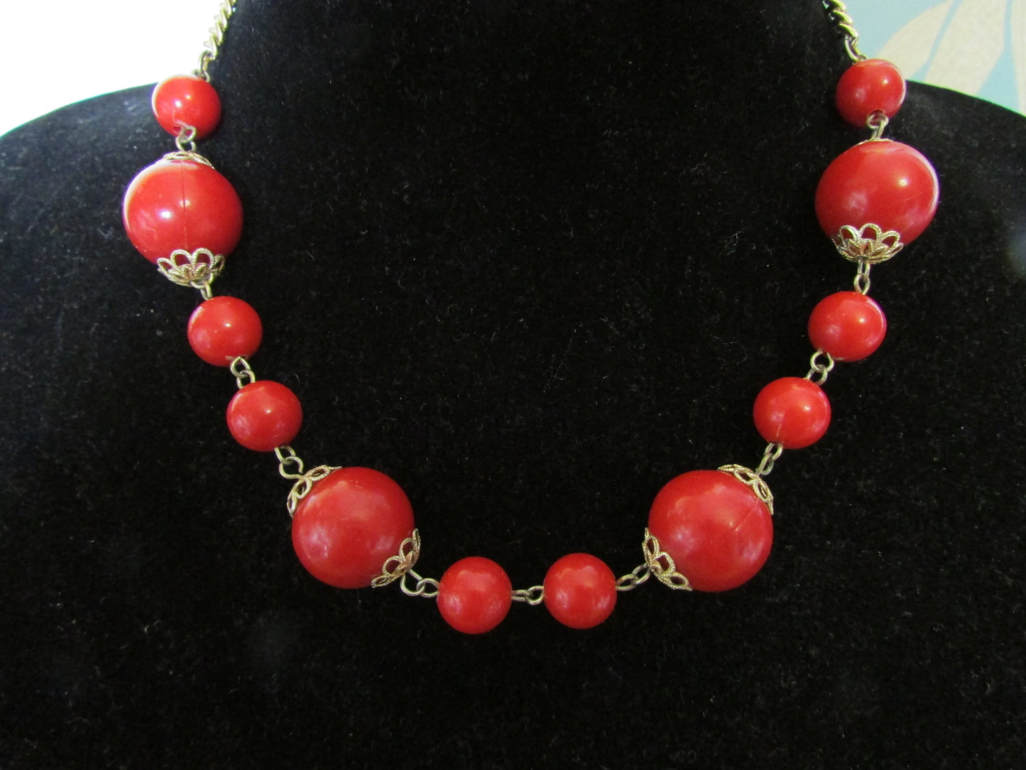1980s red graduated round plastic bead necklace